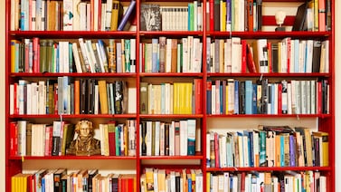 Bibliotecas enfrentan avalancha de solicitudes por investigaciones inexistentes creadas por inteligencia artificial