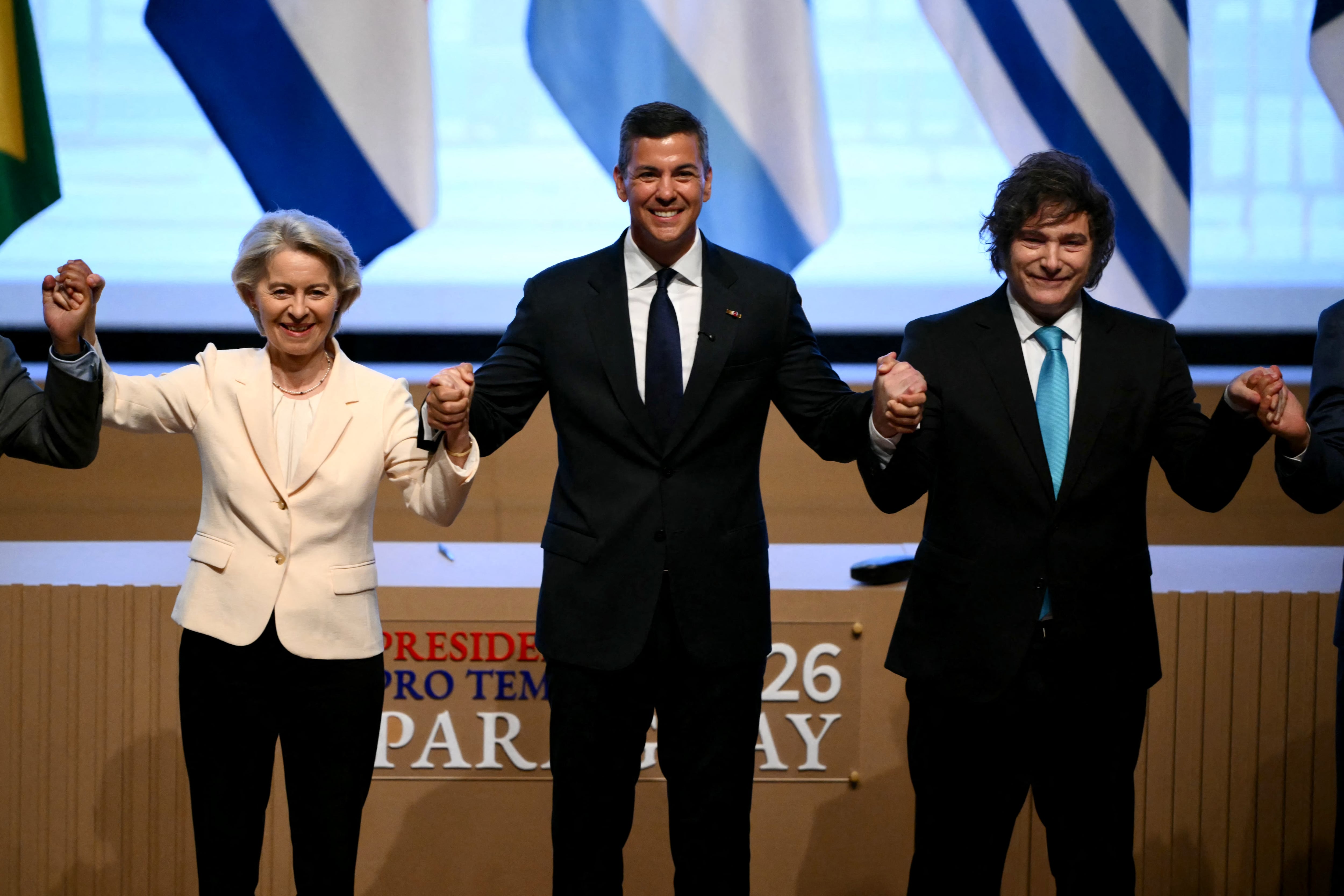La presidenta de la Comisión Europea, Ursula von der Leyen, el presidente de Paraguay, Santiago Peña, y el presidente de Argentina, Javier Milei, posan para la foto oficial al finalizar la ceremonia de firma del acuerdo comercial entre la Unión Europea y el Mercosur, en Paraguay.