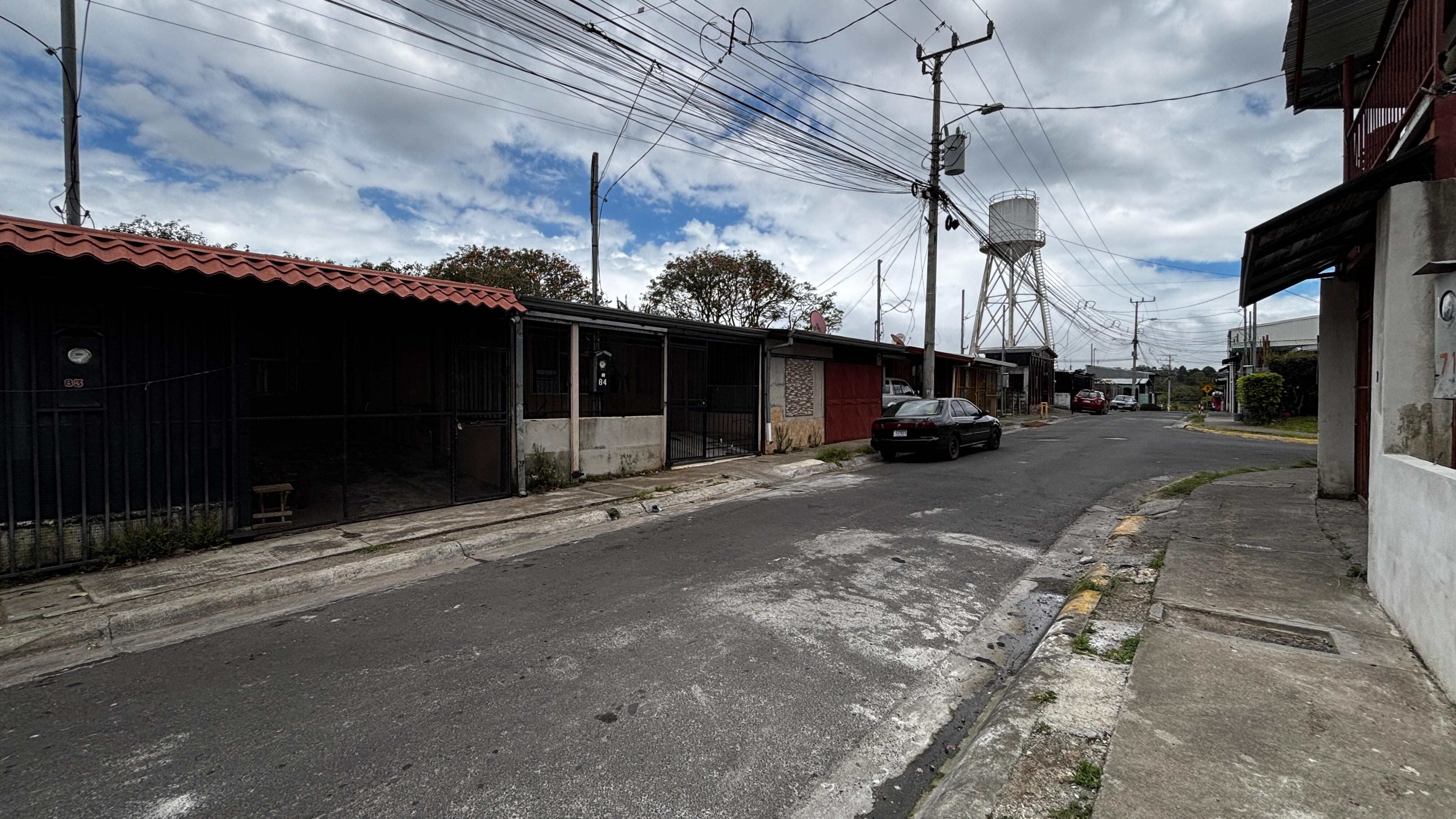 En la casa de Jorge Humberto Barboza en La Zamora de Santo Domingo de Heredia, prevalecía un ambiente de consternación por la forma en que mataron a los primos. Foto: Yiren Altamirano.