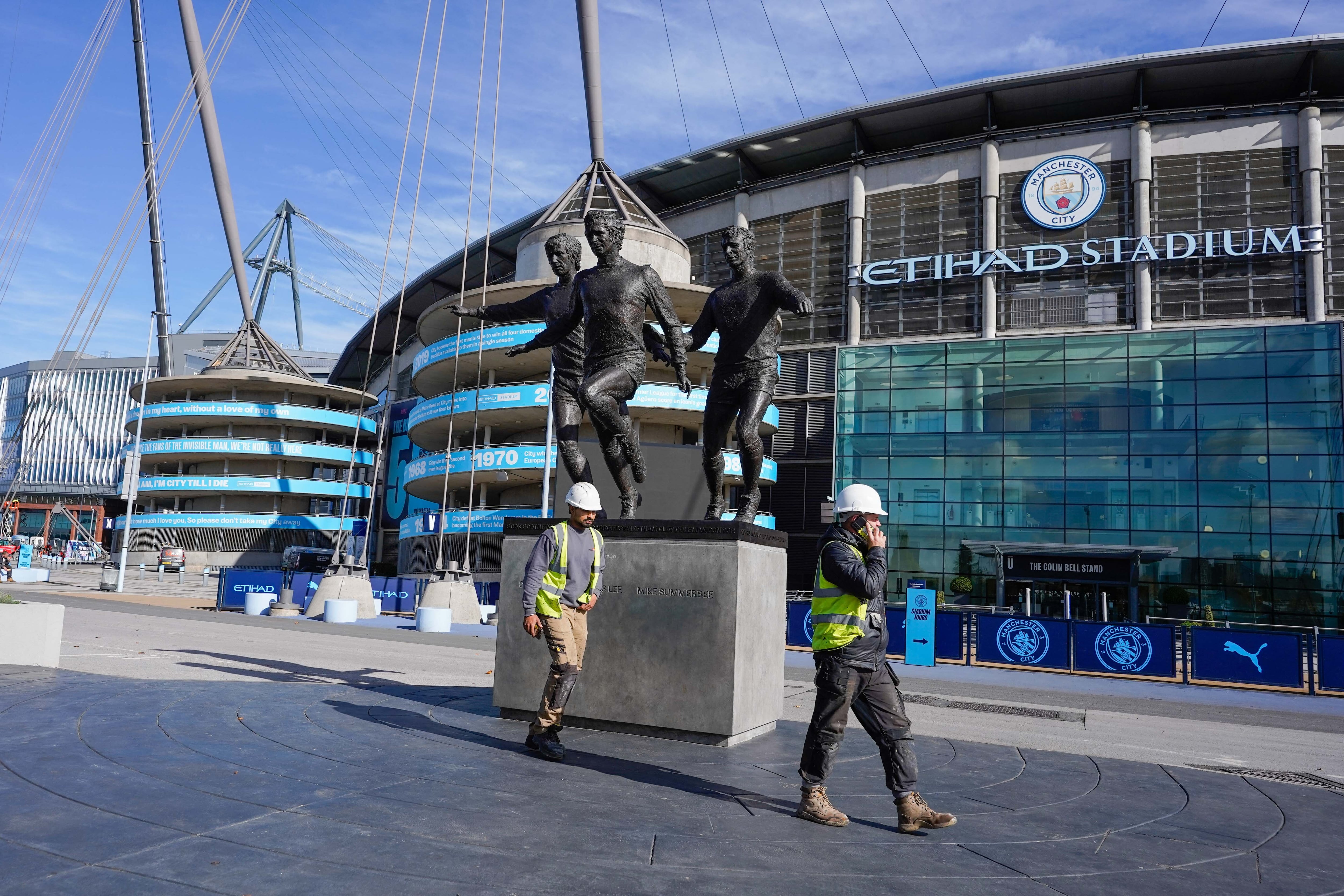 El Etihad Stadium es la casa del Manchester City, que afronta potenciales sanciones luego de que una comisión independiente de la Premier League determinara irregularidades relacionadas con el fair play financiero.