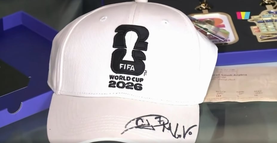 Esta es la gorra de Gabriela Jiménez con el autógrafo de Cristiano Ronaldo.