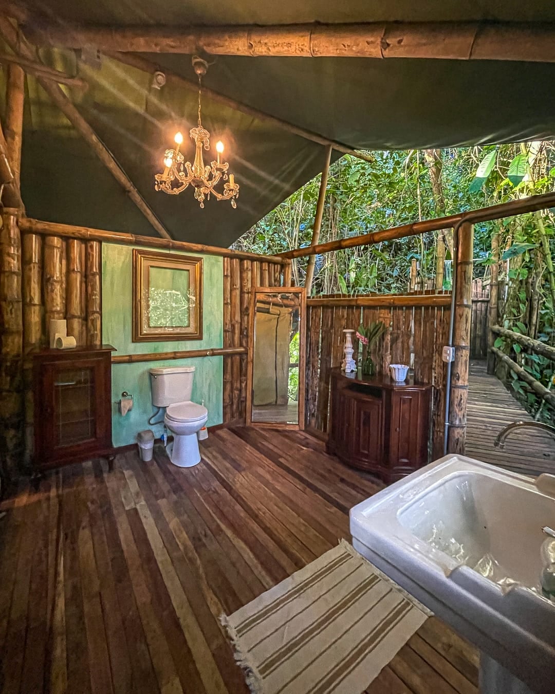 Baño de la tienda Molina Campos en Colina Secreta.