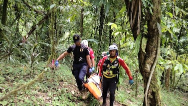 Lo que parecía un paseo terminó en tragedia: joven pareja muere tras quedar atrapada por una cabeza de agua