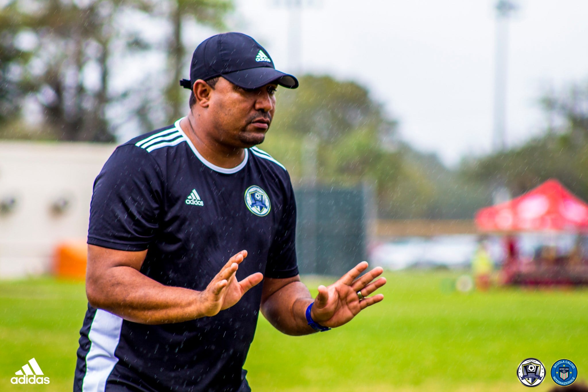 Andy Herron fundó 'Herron Soccer Academy' en Miami para enseñarle a jugar fútbol a niños y niñas. Fotografía: Cortesía