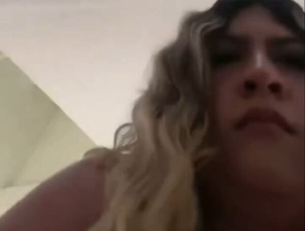 Erika, a salon employee close to Valeria, appeared expressionless after the crime and cut off the live broadcast, raising suspicions.