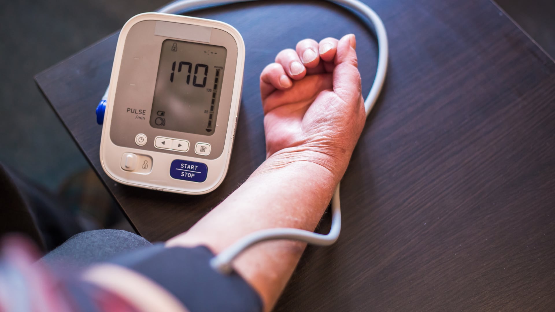 La mayoría de pacientes con hipertensión no sigue las pautas para medir su presión arterial en casa, lo que limita el control efectivo y la prevención de riesgos cardiovasculares.