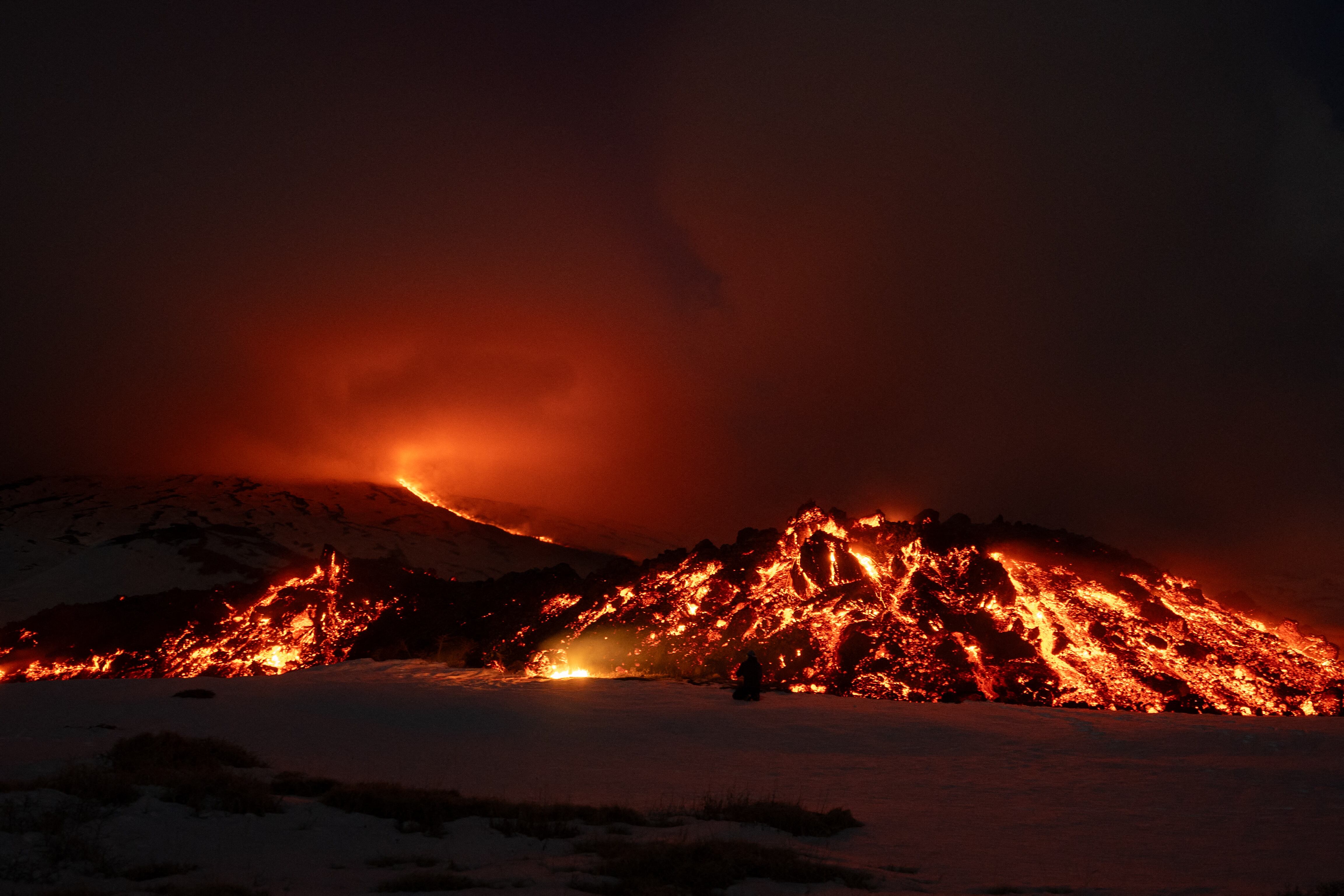 Flujos de lava de una fractura en el Monte Etna durante una erupción del volcán el 14 de febrero de 2025. (Foto Etna Walk / AFP)