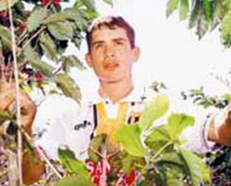 Esta es la fotografía de Bernabé Aguilera publicada por 'La Nación' en el año 2000, cuando él militaba en la Liga de Ascenso, ilustrando una nota que se tituló: 'Del cafetal a la cancha'. Él es el papá de Brandon. Fotografía: Archivo