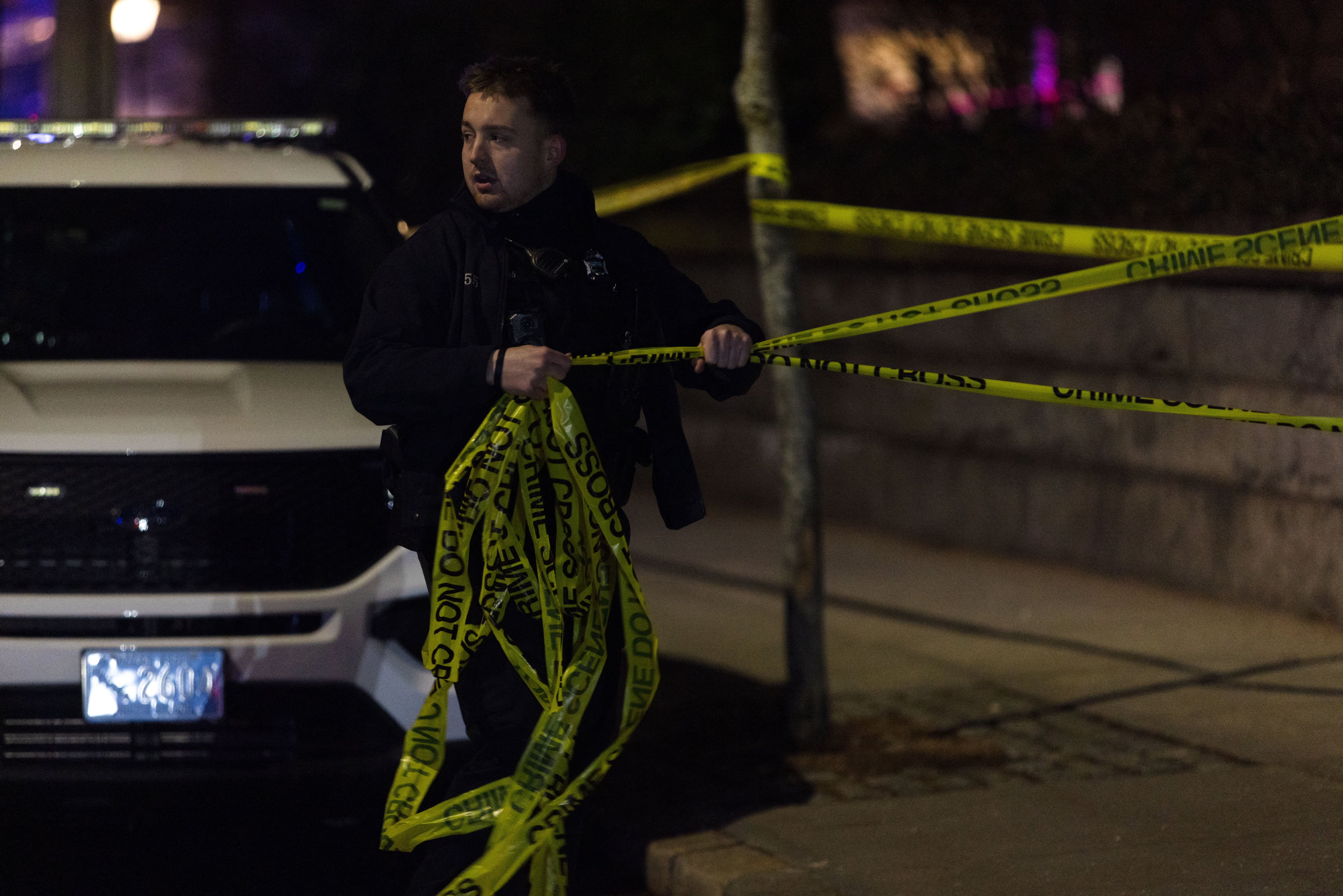 Agentes de policía permanecen en el lugar del tiroteo que dejó dos muertos y al menos ocho heridos en la Universidad de Brown este sábado 13 de diciembre de 2025 en Providence, Rhode Island