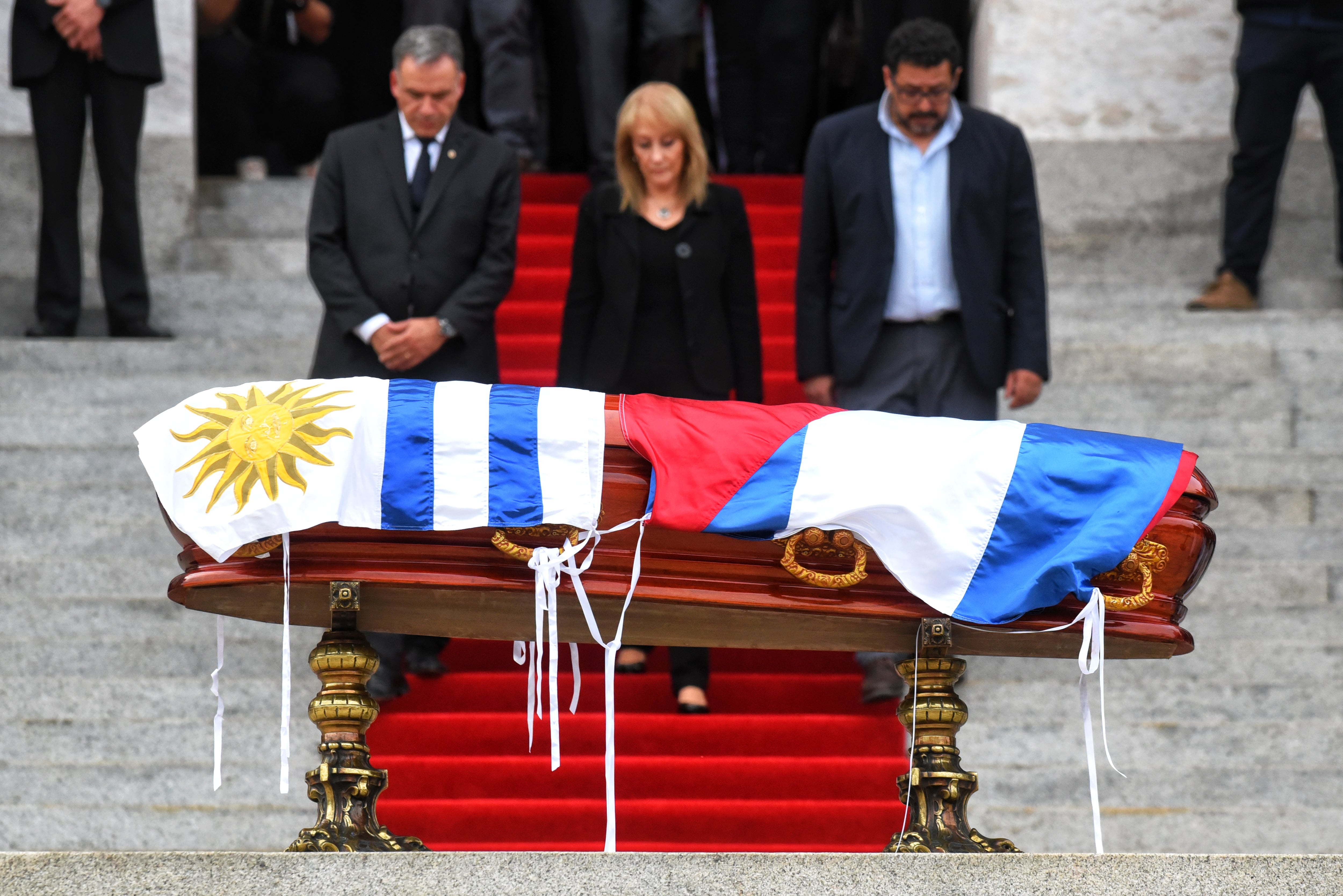 Fin del velorio de Jose Mujica, ex Presidente de la Republica, en la explanada del Palacio Legislativo de Montevideo, ND 20250515, foto Ignacio Sanchez - Archivo El Pais, Yamandu Orsi, Presidente de la Republica, Carolina Cosse, Vicepresidente de la Republica y Alejandro Sanchez, Secretario de Presidencia.