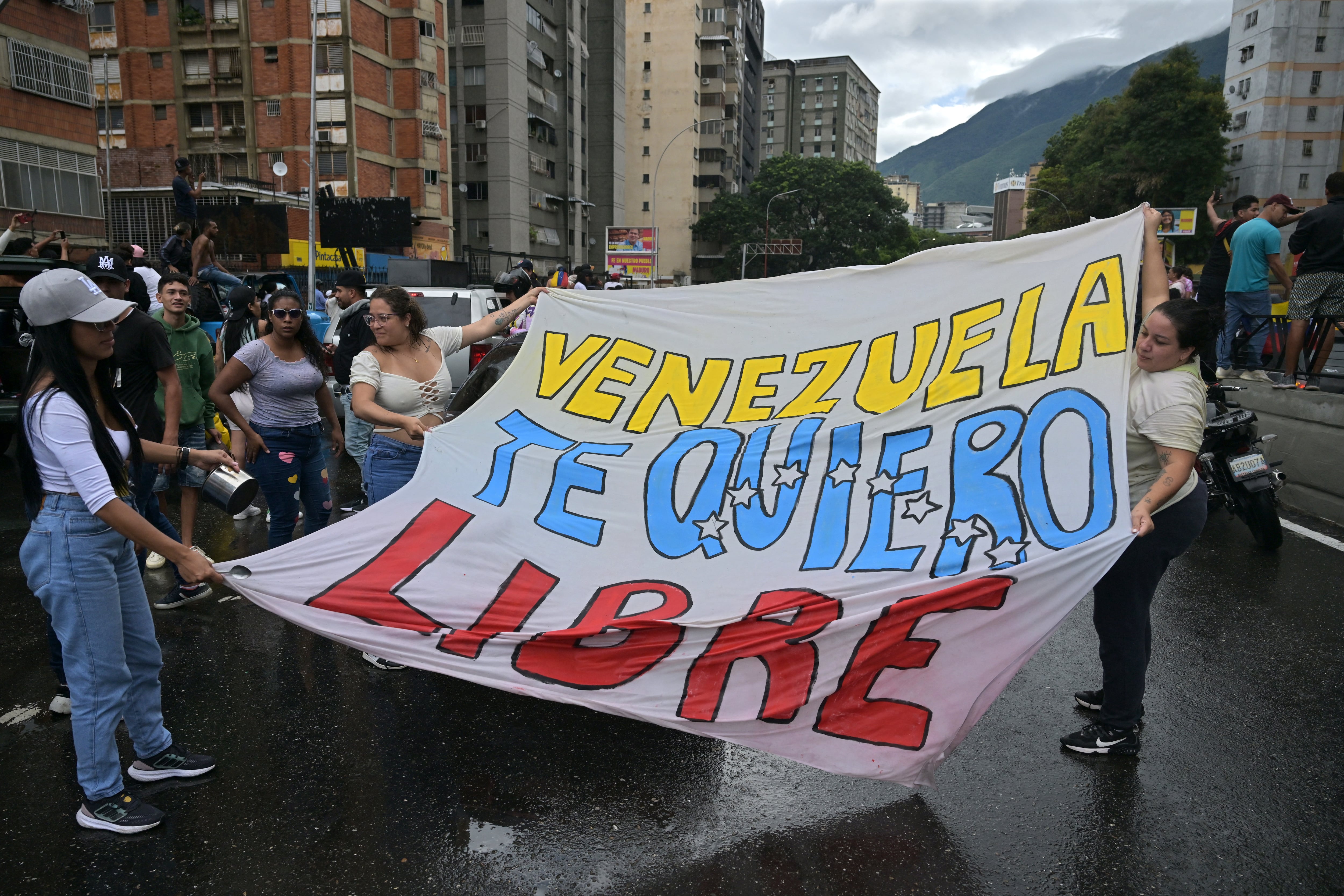 Opositores al gobierno de Nicolás Maduro sostienen una pancarta que dice "Venezuela, te quiero libre" durante una protesta en Caracas. (Foto: AFP)