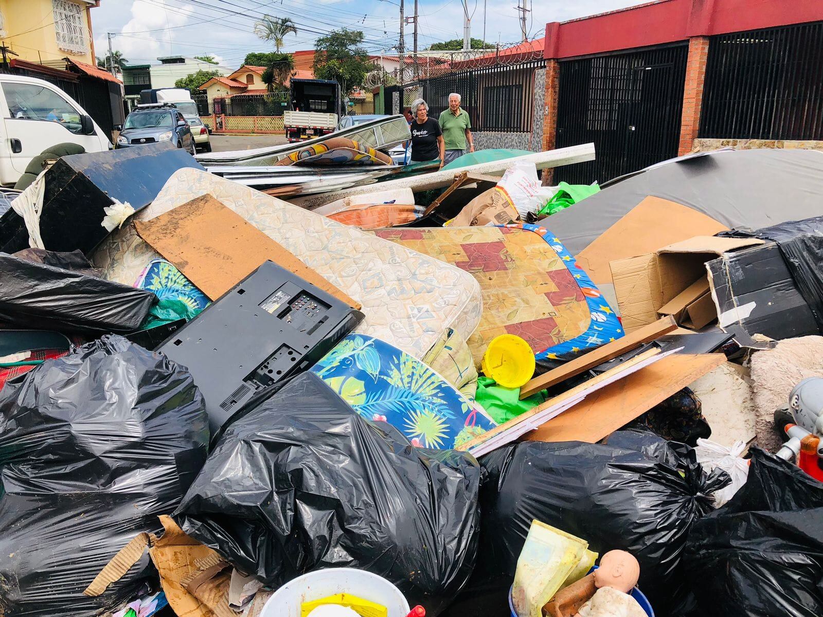 Pantallas, ropa, enseres, muebles y menaje perdieron muchas familias que por segunda vez en ocho años vieron sus casas inundadas. Foto: Cortesía Gonzalo Corea.