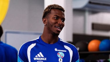Exlegionario critica falta de profesionalismo que limita a futbolistas costarricenses y aconseja a Jeyland Mitchell