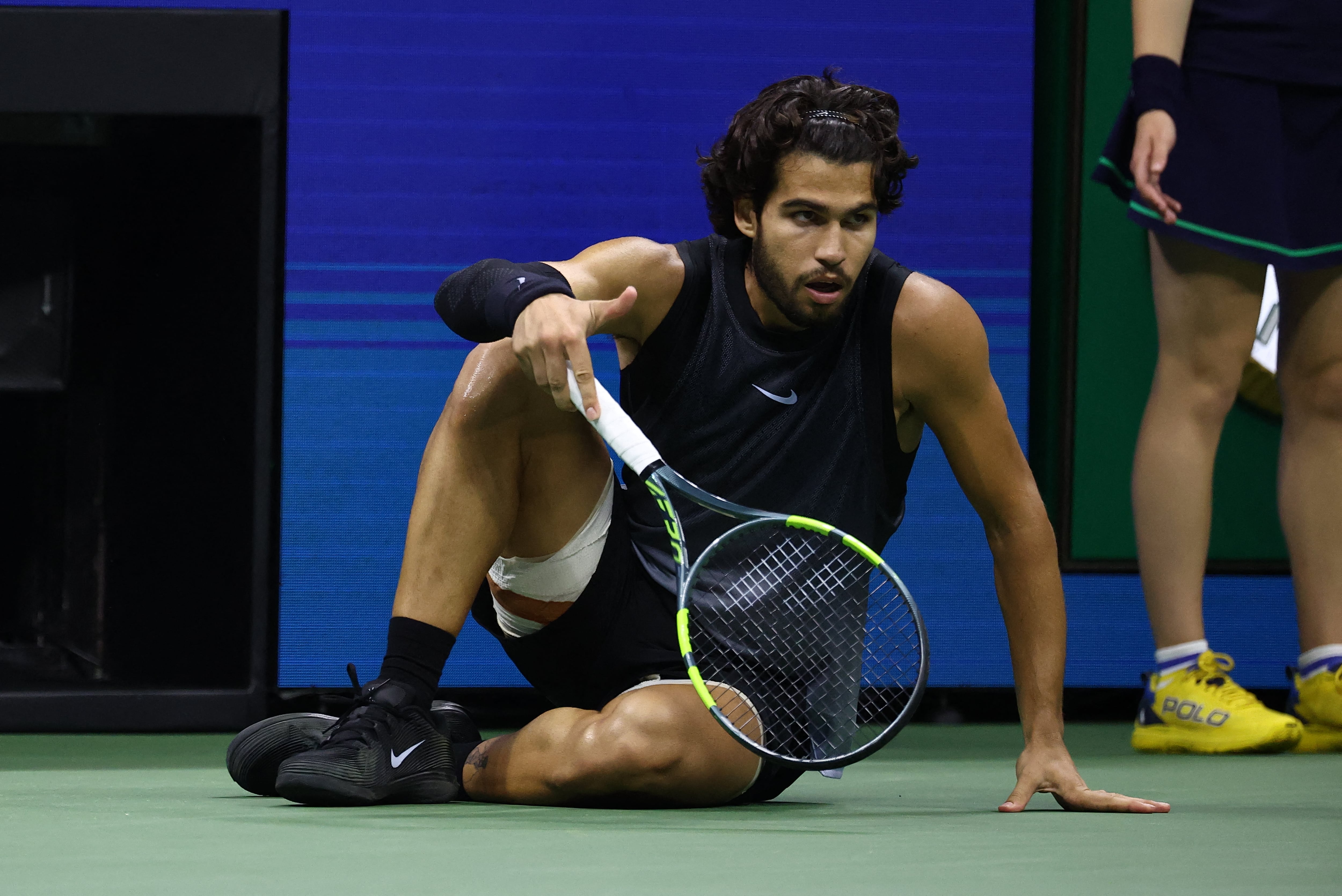 El español Carlos Alcaraz cae durante el partido del US Open ante Ben Shelton en el Centro Nacional de Tenis Billie Jean King de Nueva York.