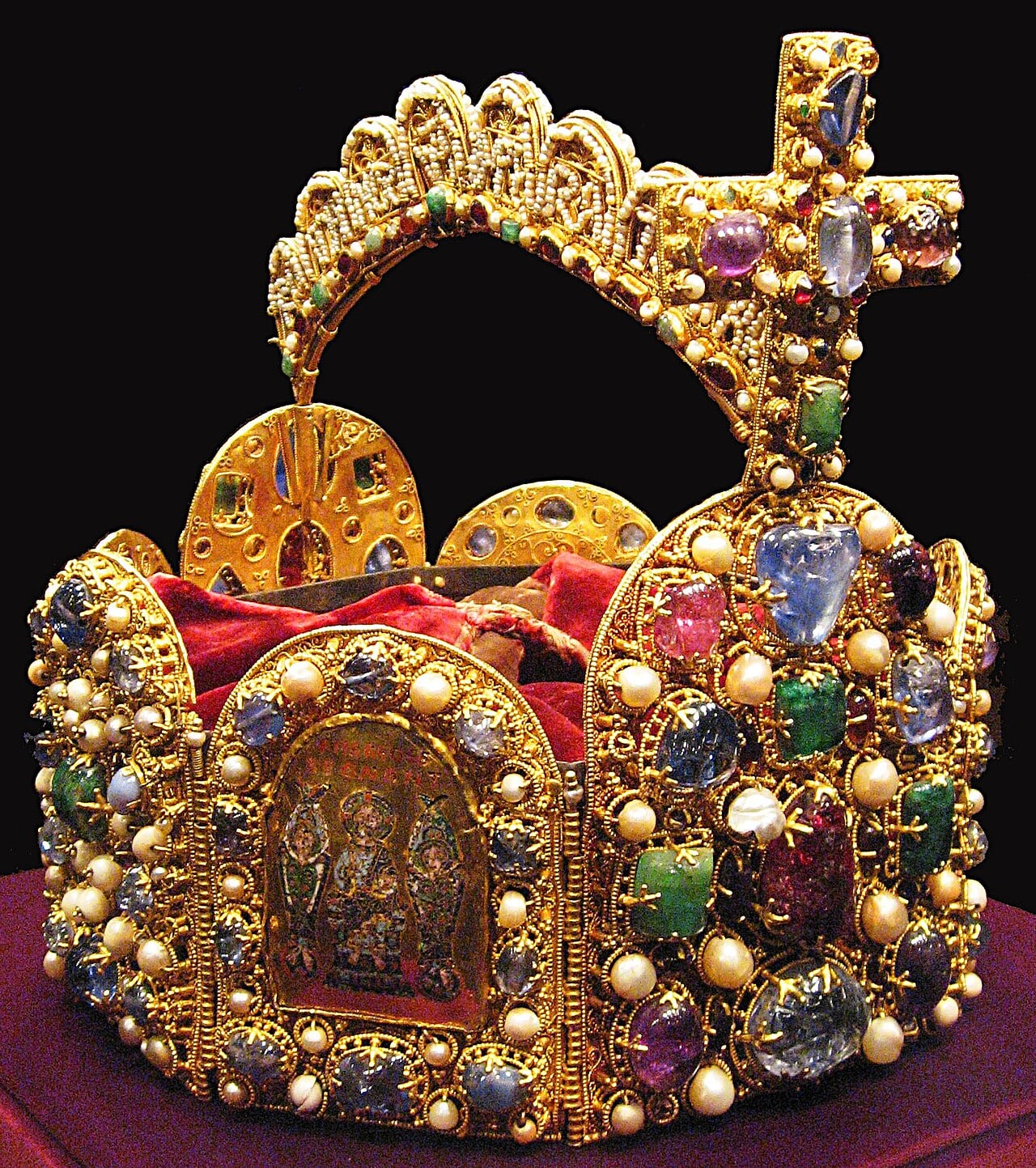 La Corona Imperial, Alemania occidental, segunda mitad del siglo X. La cruz fue añadida a comienzos del siglo XI; el arco data del reinado del emperador Conrado II (1024-1039); el gorro de terciopelo rojo corresponde al siglo XVIII.