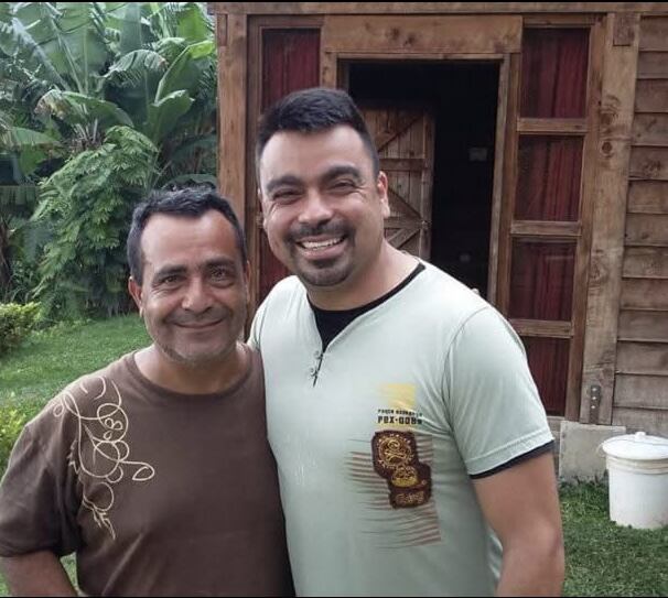 “Como ciudadanos tenemos el deber de defender la democracia. Tengo fe en ella y hoy vuelvo a creer, aunque haya estado en peligro estos años”. Giovanni Delgado Castro con su papá Giovanni Delgado Hidalgo. Fotografía: