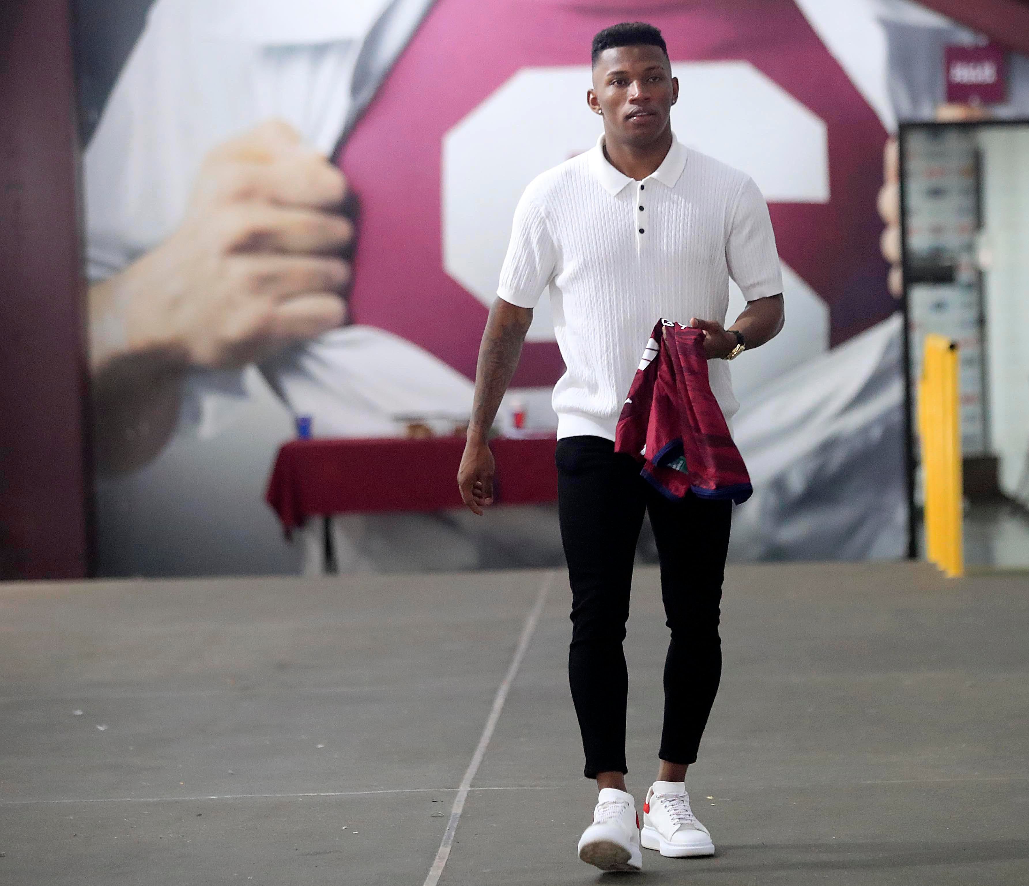 03/02/2024 Estadio Ricardo Saprissa. Este miércoles fue presentado el nuevo delantero del Deportivo Saprissa, Luis Diaz. El nicoyano llegó acompañado de su familia. Aquí posa junto a su abuelo Mario Diaz, orgulloso porque su nieto jugará con el número del "caballero del fútbol". Foto: Rafael Pacheco Granados