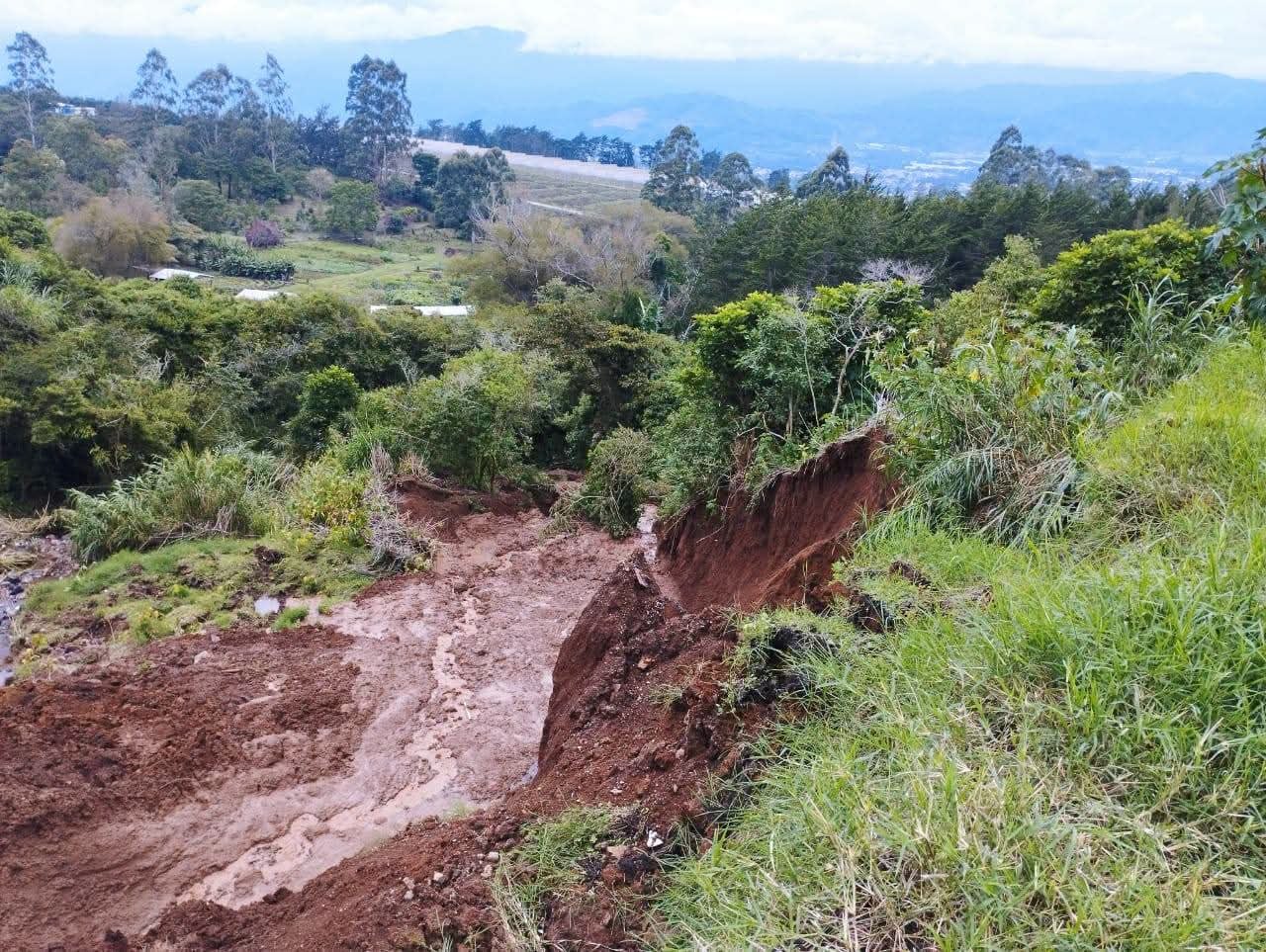 Conavi realiza labores de atención tras el deslizamiento, mientras las autoridades piden precaución a quienes transitan por la carretera.