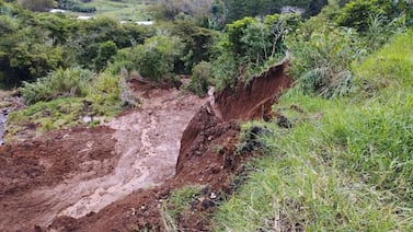 Deslizamiento obliga a regular el paso por carretera en Cartago