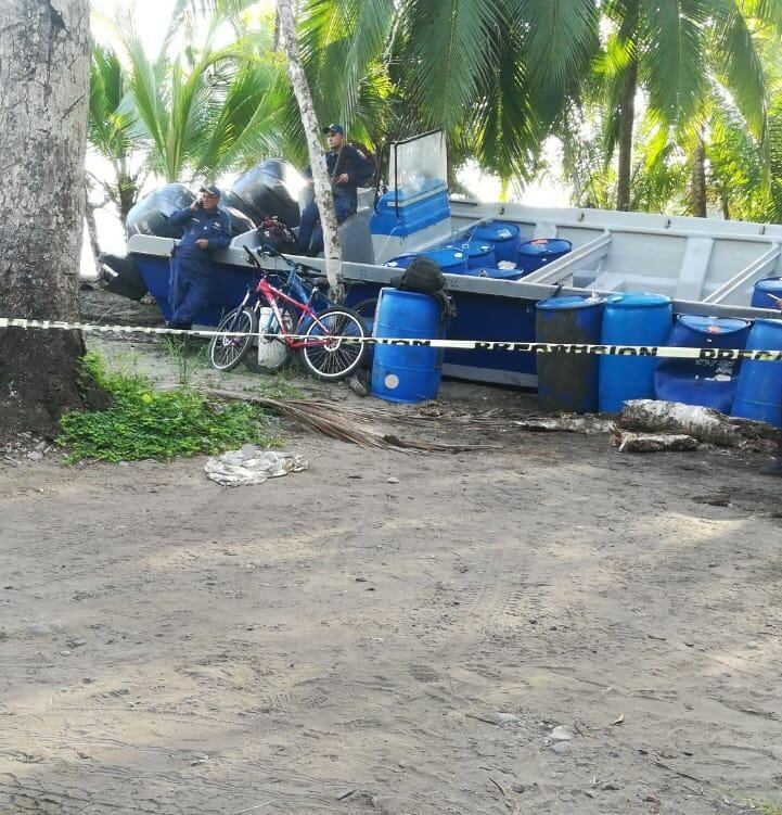 La Fuerza Pública custodiaba la mañana de este domingo en Limón una de las dos embarcaciones detenidas. Esta cayó en el Caribe sur, cerca de Manzanillo. Foto: suministrada por Reiner Montero.