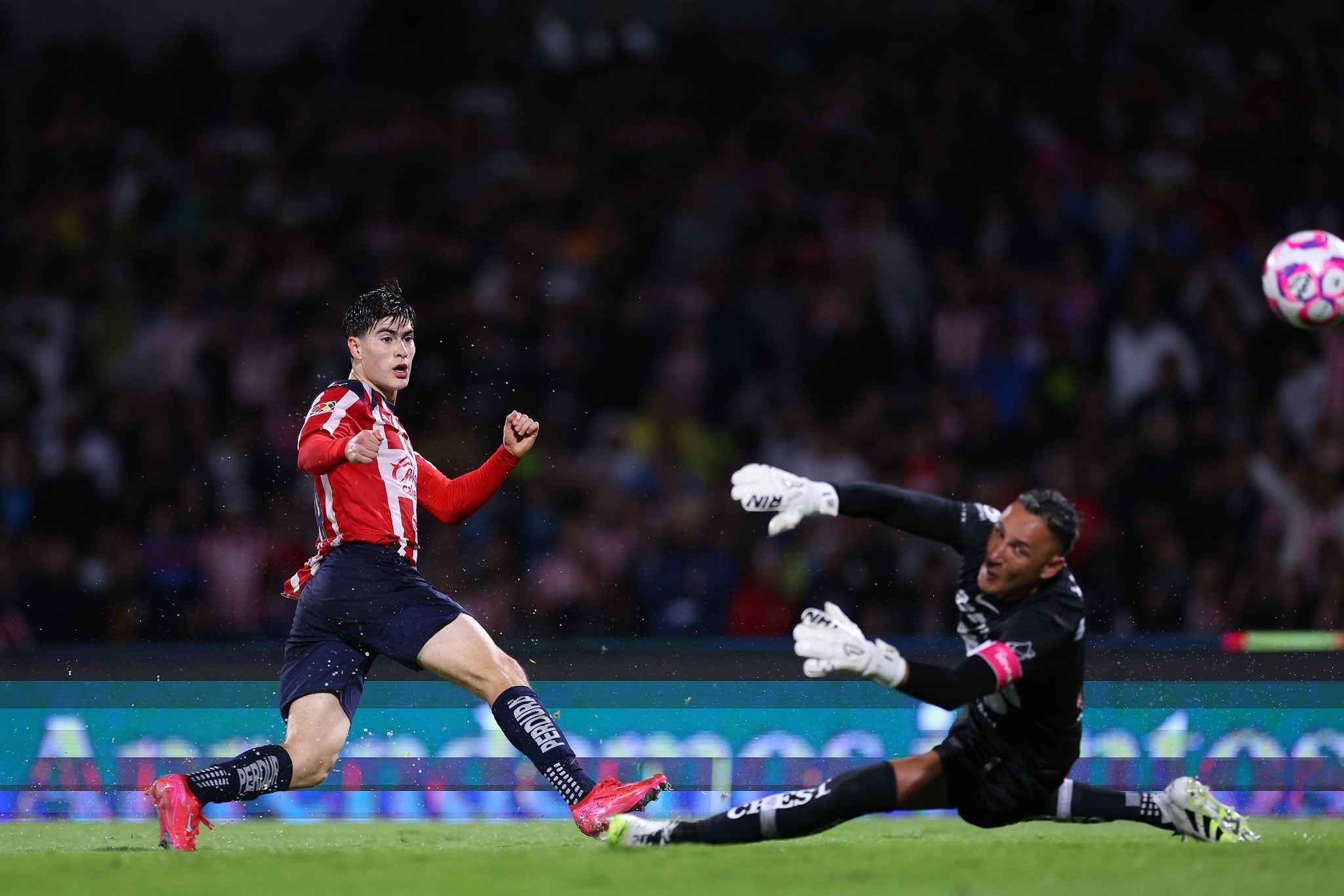 Armando González enfrentará a Keylor Navas. El referente ofensivo de Chivas se las verá contra el portero de Pumas.