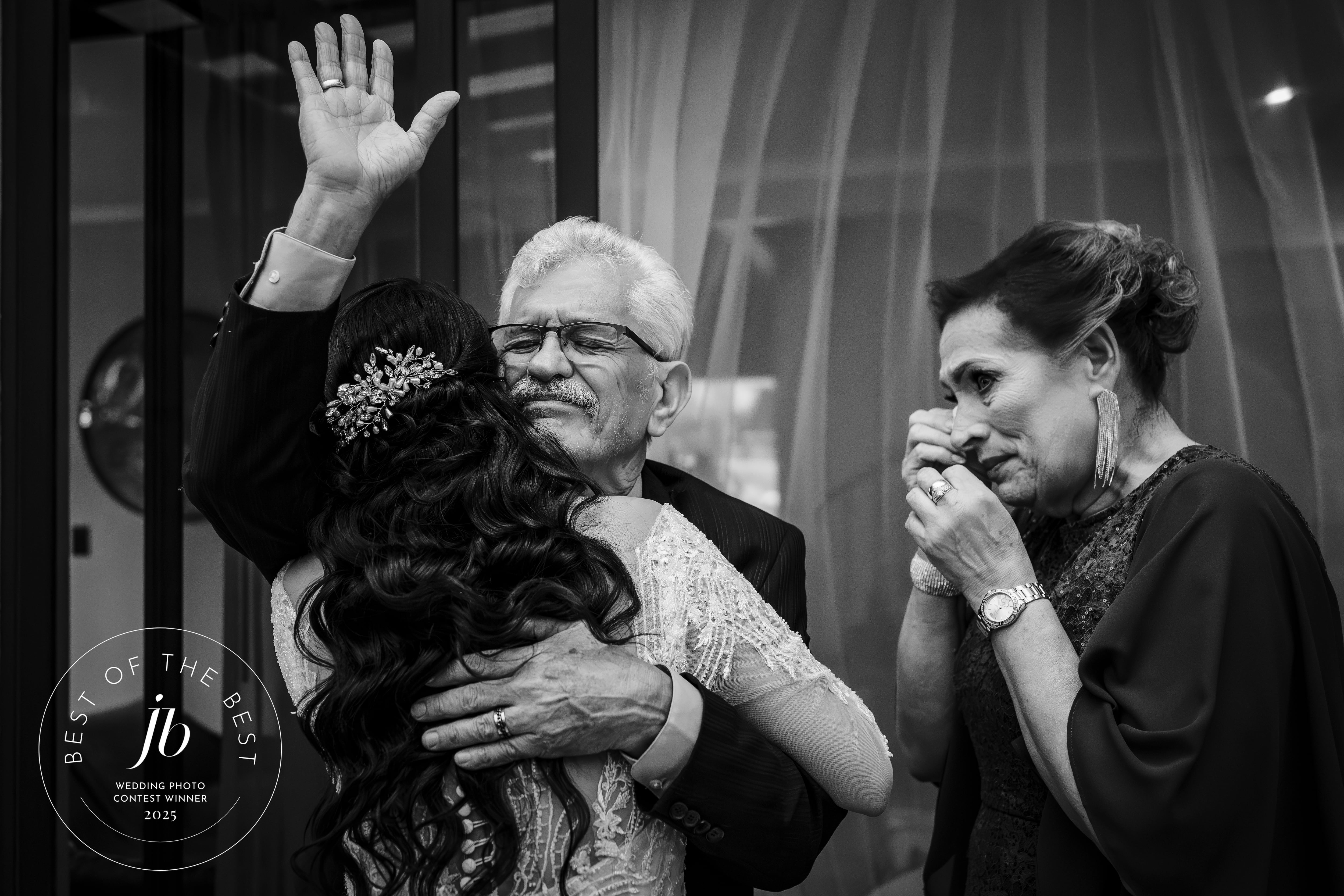 Esta foto de la boda Torres Solano fue elegida como una de las mejores 50 del año 2025, cuando los abuelos de la novia la ven por primera vez.