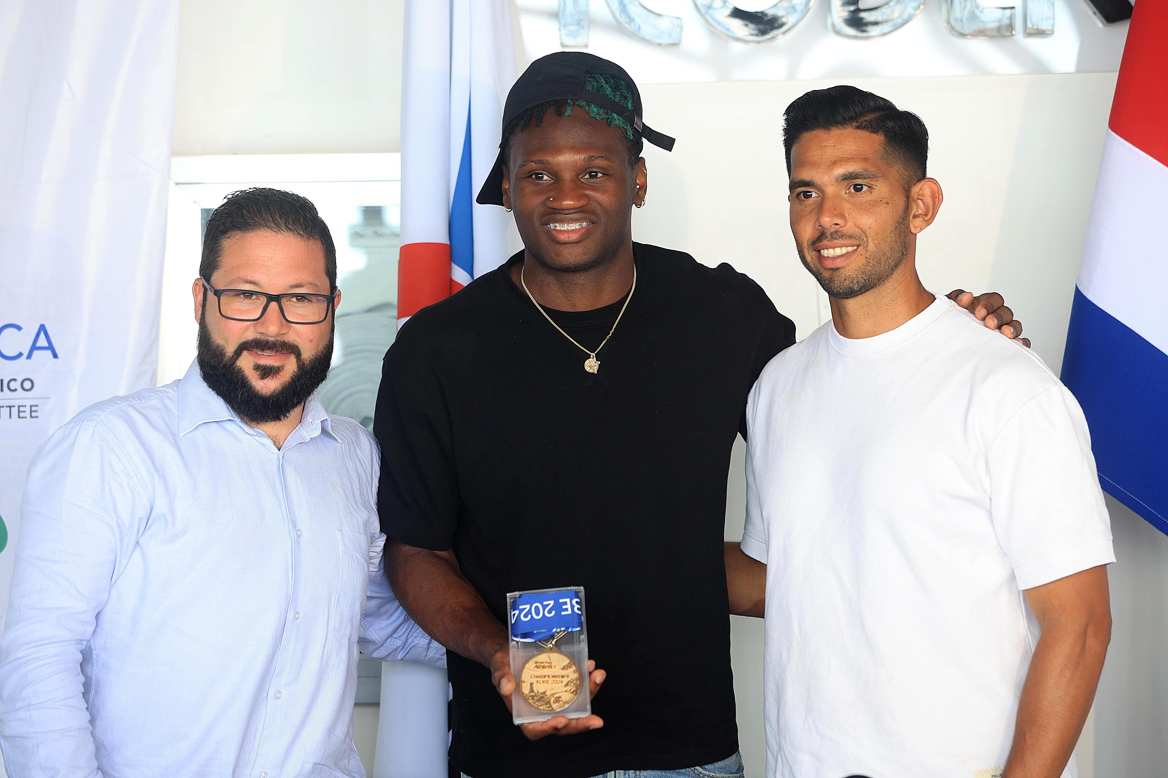 27/05/2024 Estadio Nacional. Sherman Guity ofreció conferencia de prensa y mostró la medalla de bronce que ganó recientemente en la Liga Diamante, donde compitió como parte de su preparación para los Juegos Paralímpicos de París y subió al podio, cinco días después de ser campeón del mundo. Foto: Rafael Pacheco Granados