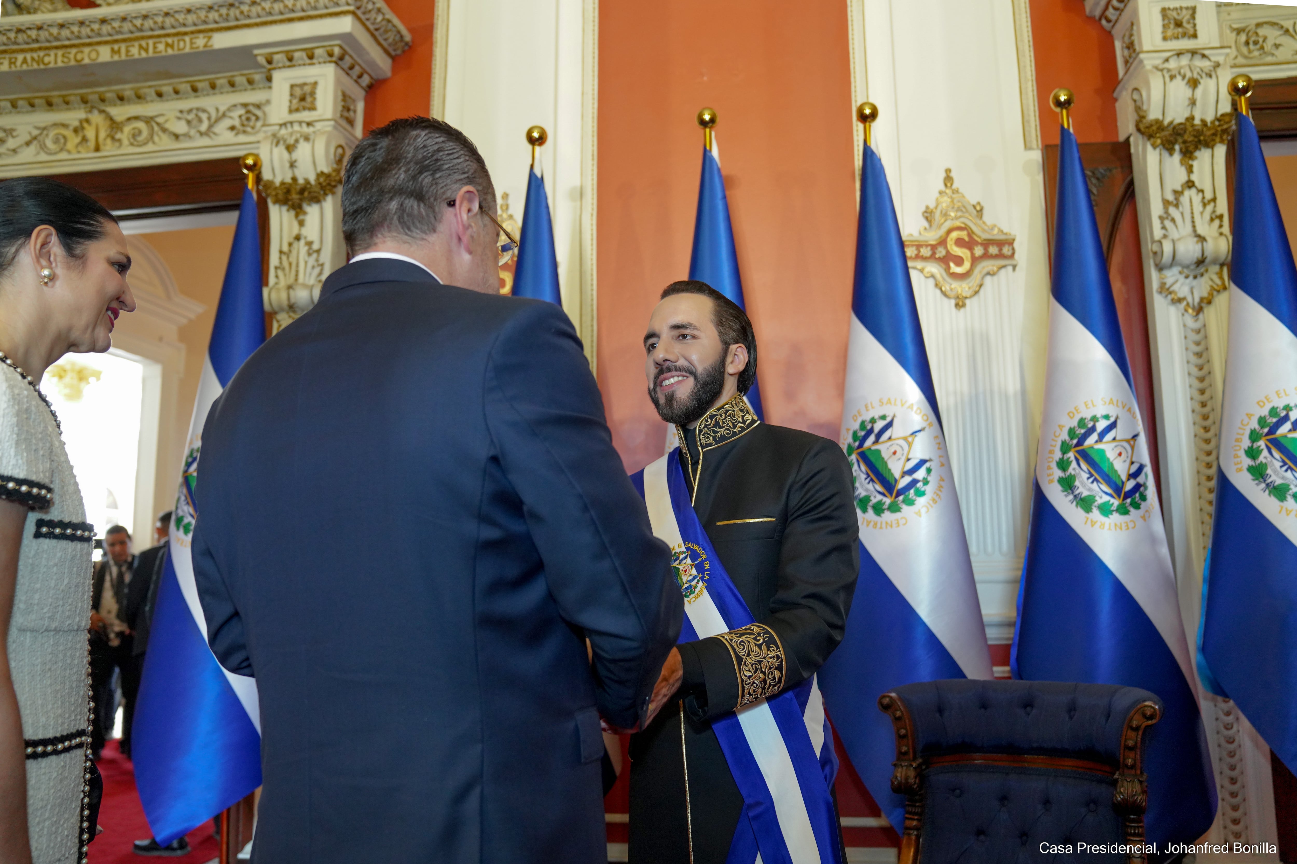 Rodrigo Chaves saluda a Nayib Bukele, quien asumió su segundo mandato presidencial pese a estar prohibido por la Constitución Política de El Salvador.