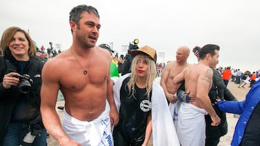 Lady Gaga y su prometido Taylor Kinney se sumergen en helado lago junto al actor Vince Vaughn