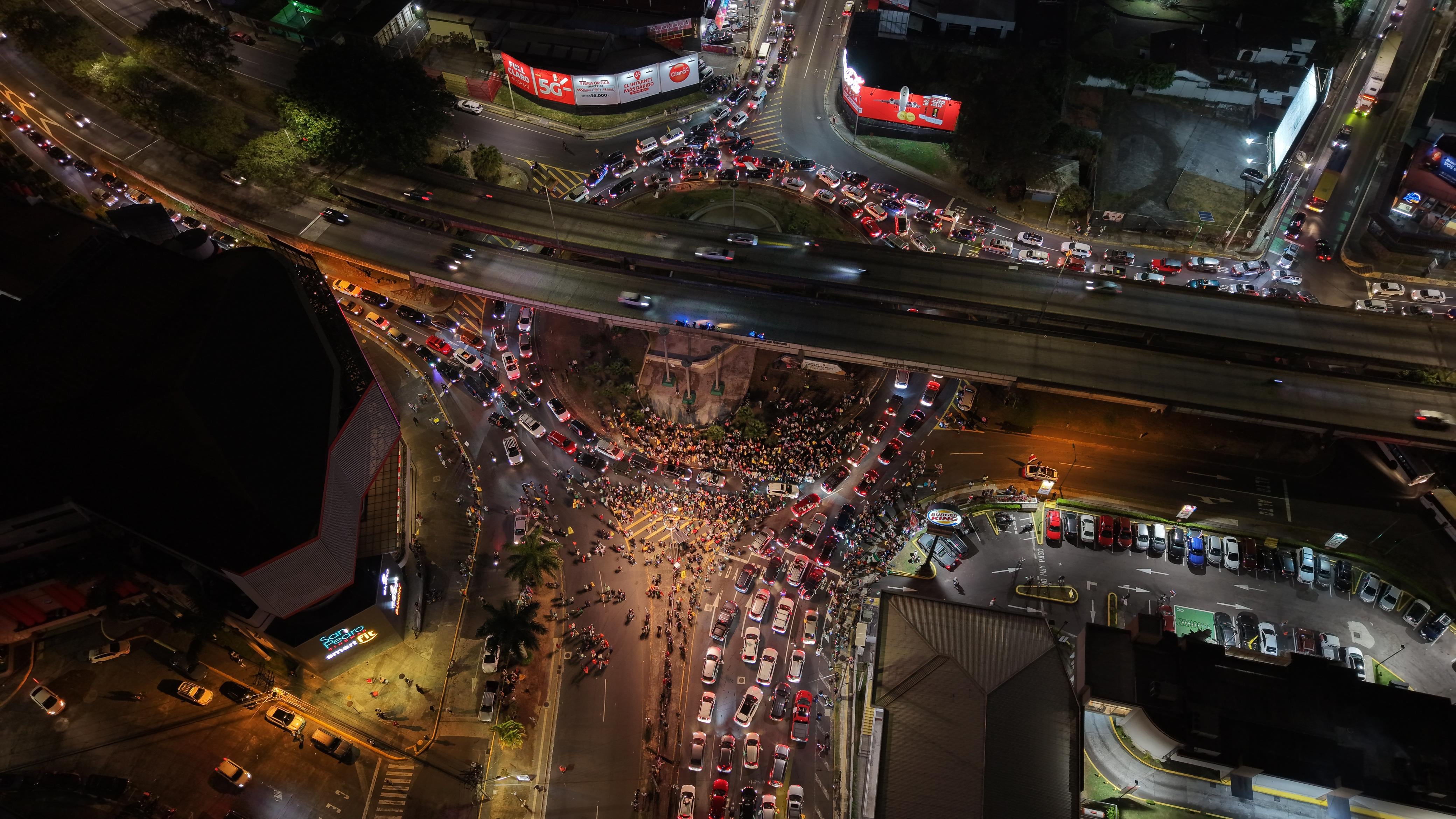 Seguidores de varios partidos políticos se reúnen en la fuente de la Hispanidad, en San Pedro De Montes de Oca, la noche antes de las elecciones 2026.