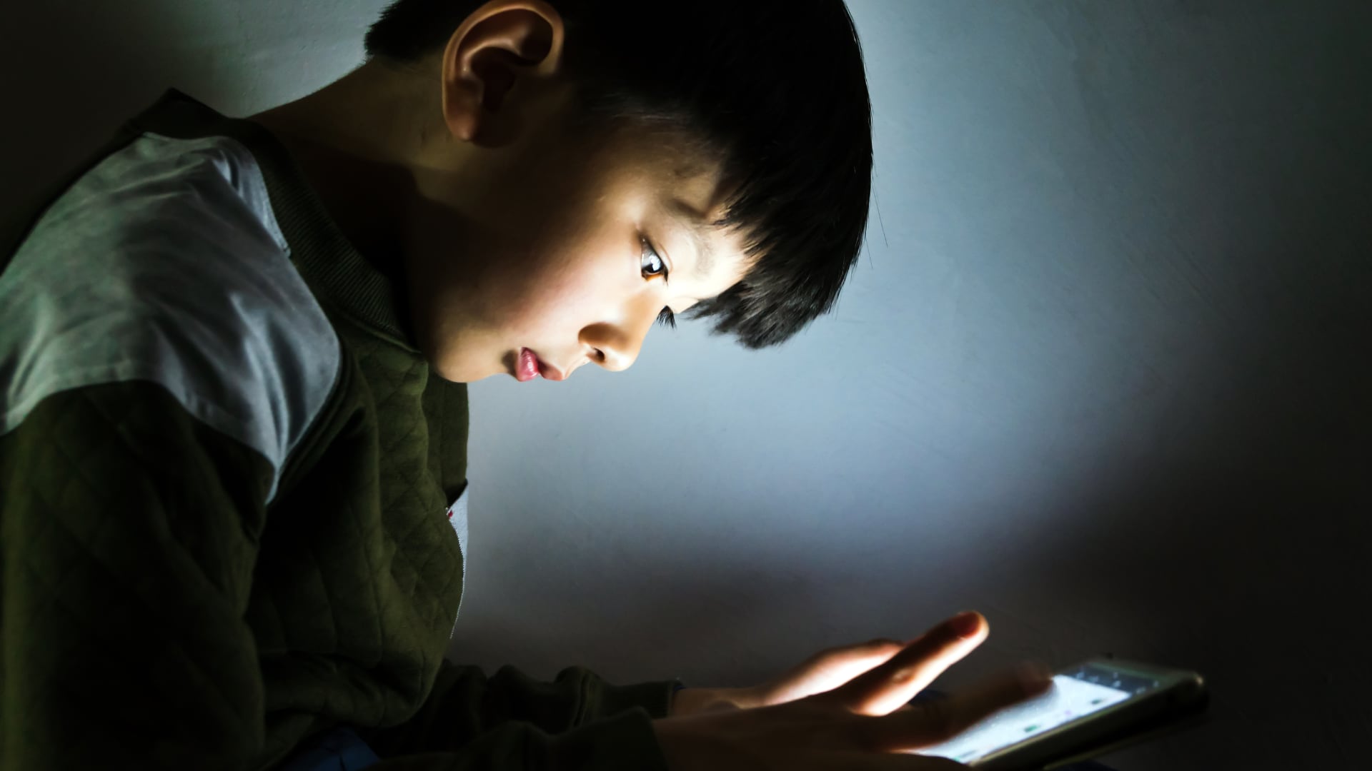 El Gobierno británico propone controles de desnudos integrados en sistemas operativos para reducir la exposición de menores a pornografía y acoso.