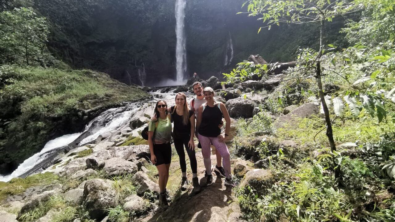 Catarata Dos Novillos se encuentra en la Argentina de Pocora en Guácimo, Limón.