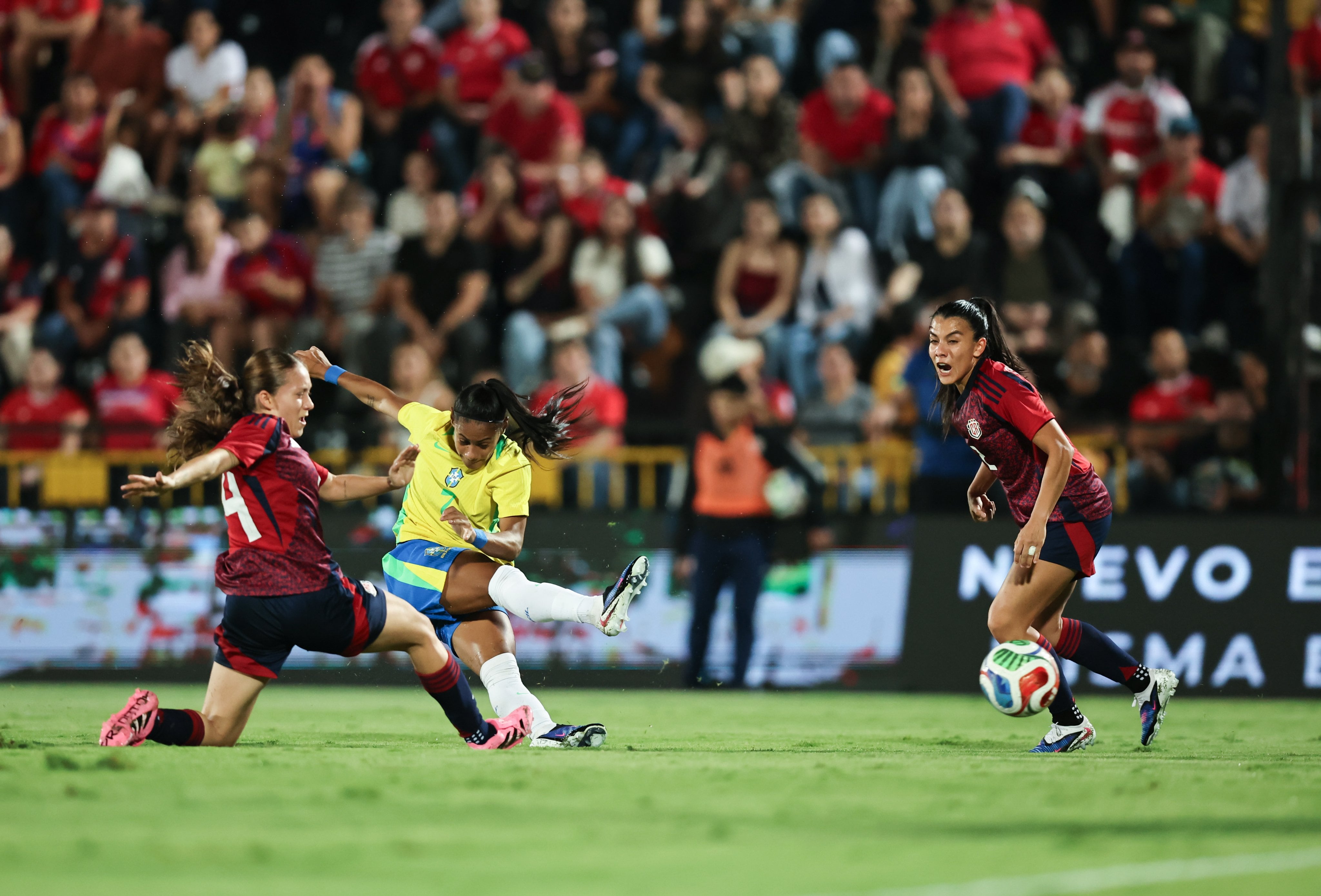 La Selección Femenina de Costa Rica encara con valentía un exigente amistoso contra Brasil.