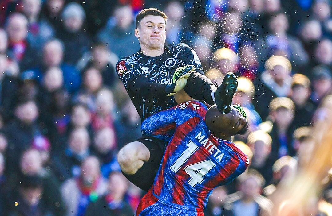 Jean Phillipe Mateta recibió descomunal patada