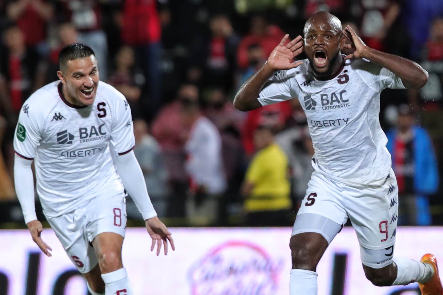 Imágenes de David Guzmán y Javon East de Saprissa para ilustrar nota de discusión entre ellos durante la final / foto John Durán