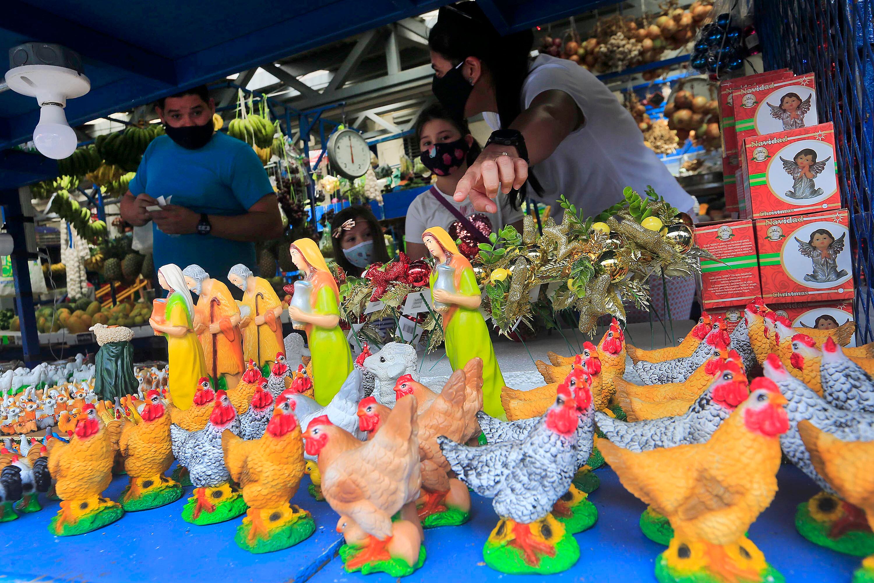 Figuras navideñas de yeso, incluyendo animales y personajes del nacimiento de Jesús, expuestas en un mercado costarricense.