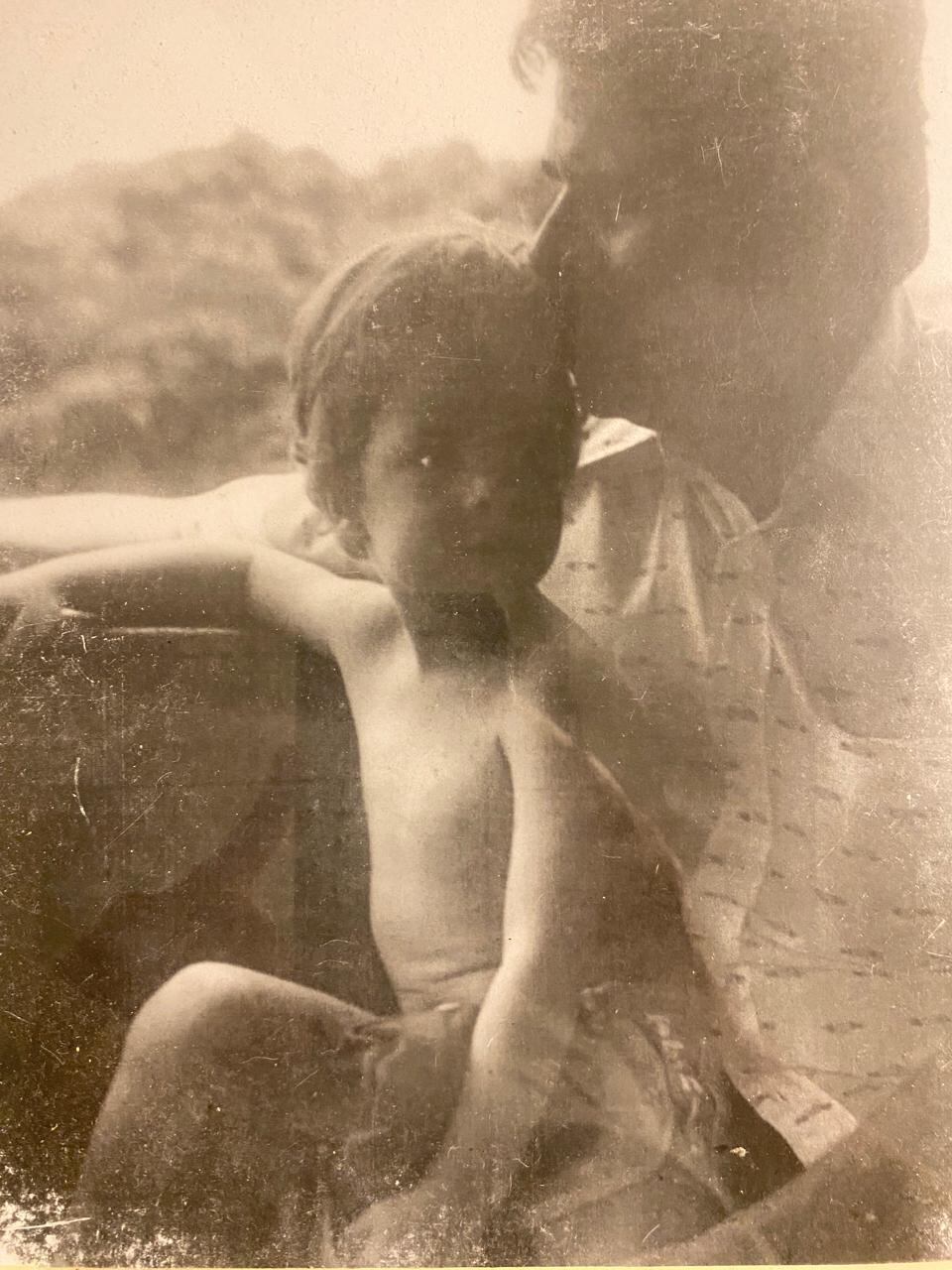 Doctor José Ernesto Picado Ovares, médico paliativista, cuando niño con su fallecido padre