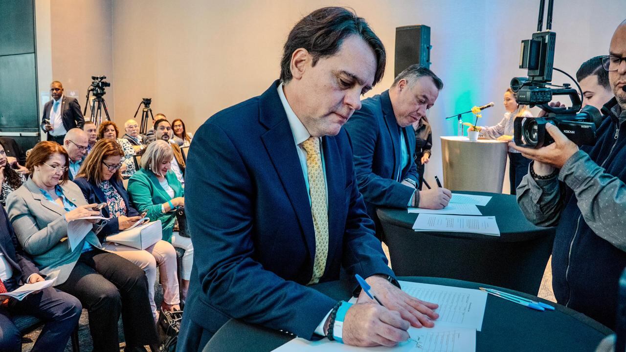 Candidatos a diputados de Pueblo Soberano también suscribieron el compromiso.