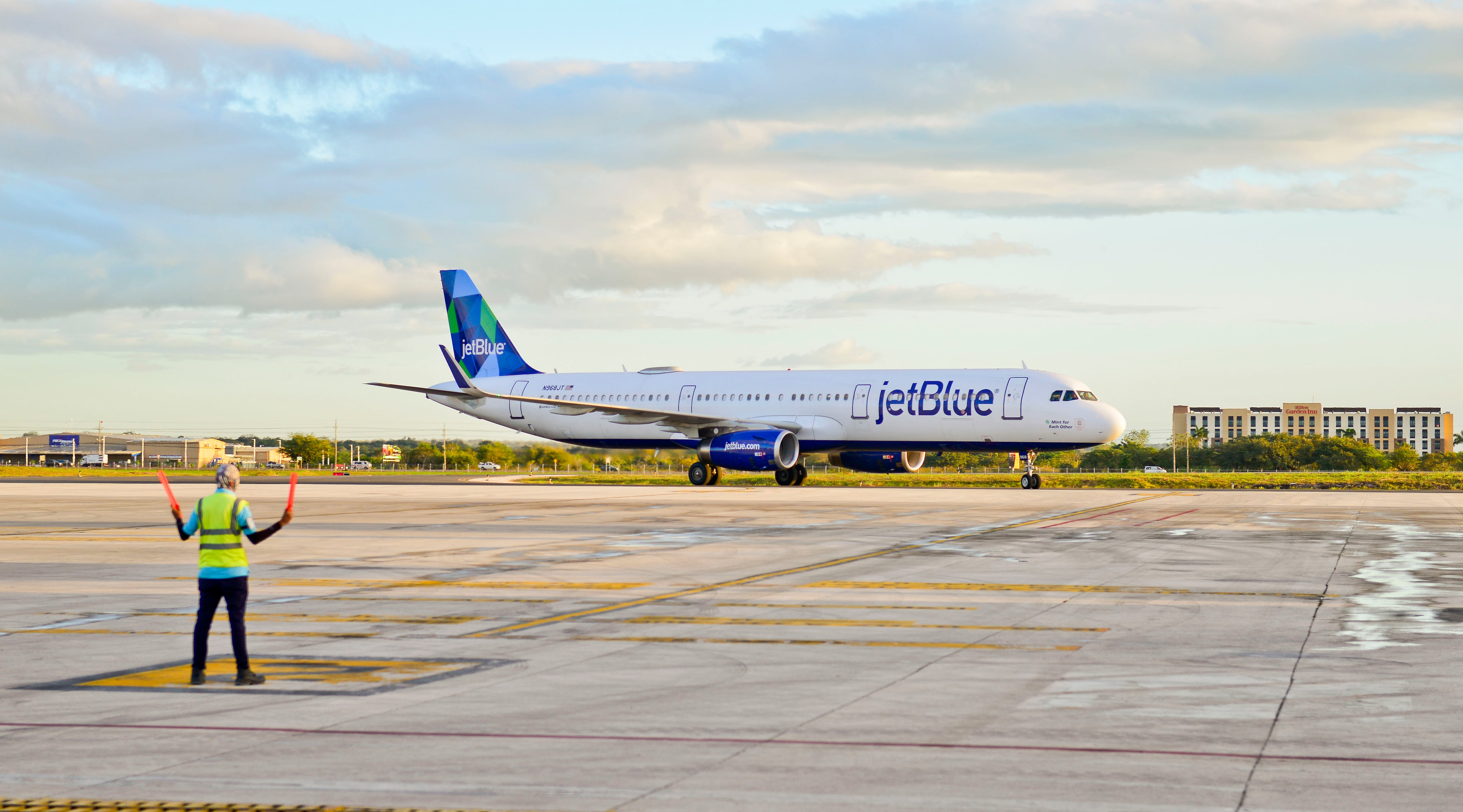 Con menos de 15 horas de diferencia, dos nuevos vuelos de la aerolínea JetBlue, provenientes de Los Ángeles, EE.UU. aterrizaron en los aeropuertos internacionales Daniel Oduber Quirós en Liberia, Guanacaste (LIR) y Juan Santamaría (SJO).
La mañana de este domingo, a las 7:47 a.m., arribó la aeronave y Costa Rica le dio la bienvenida a JetBlue en la terminal aérea ubicada en Alajuela con un total de 112 pasajeros abordo, mientras que en Liberia, se recibió el vuelo inaugural similar el sábado al caer la tarde. Ambos aviones fueron bautizados con el tradicional arco de agua como bienvenida.