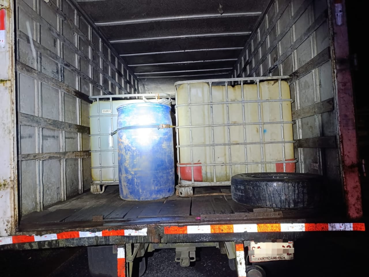 Agentes del OIJ decomisaron tanquetas, estañones y dos camiones con miles de litros de combustible durante los allanamientos realizados en Santa Rosa, Búfalo, Almendros y Baptán, Limón. Fotografía: