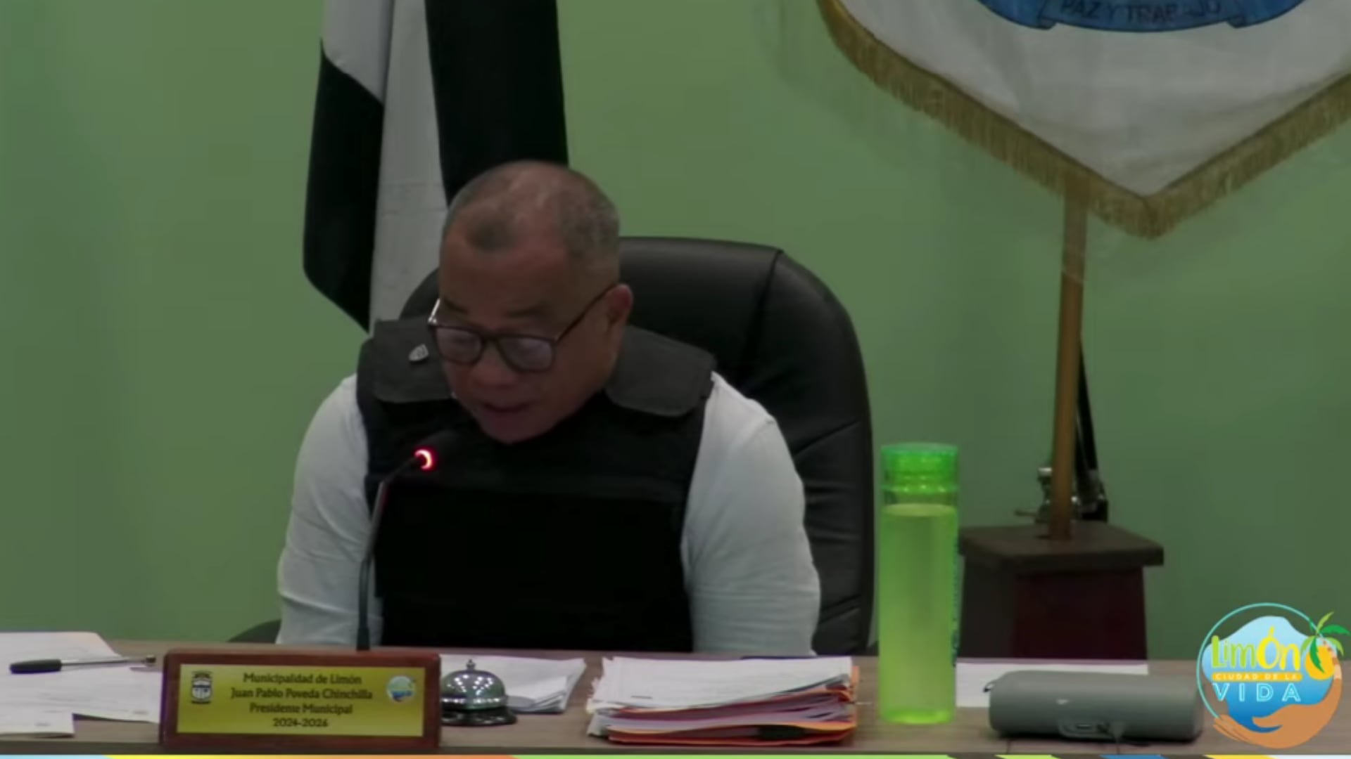 El presidente del Concejo Municipal de Limón lució en la sesión con un chaleco antibalas.