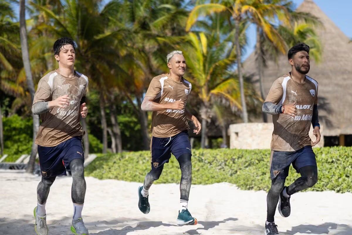 Keylor Navas realizó trabajos de playa junto a sus compañeros de Pumas.