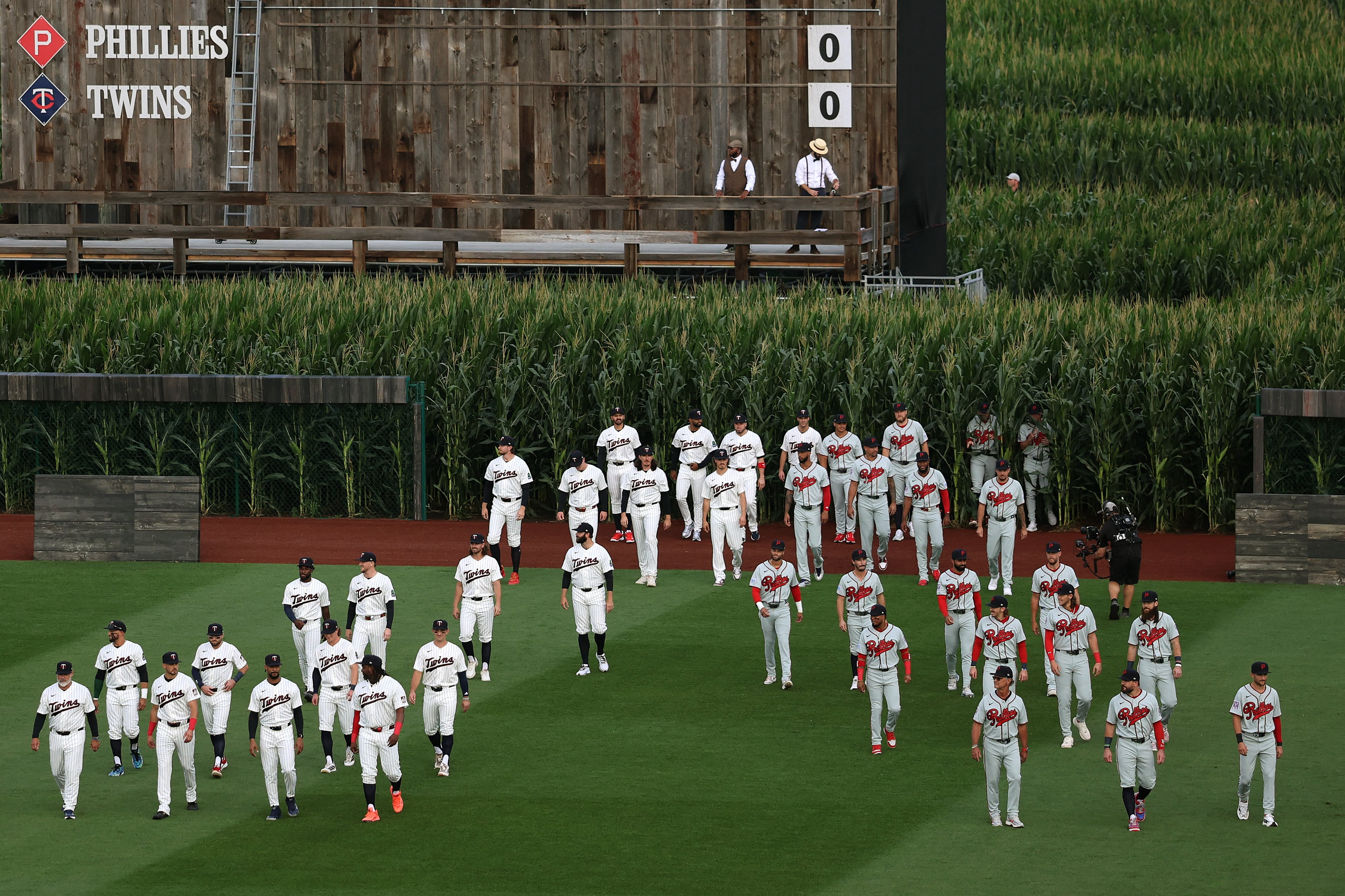 Jugadores de los Filis de Filadelfia y los Gemelos de Minnesota salen de un sembradío de maíz como en la película El campo de los sueños, en este partido oficial que recrea la famosa película en un pequeño estadio de béisbol en Iowa.