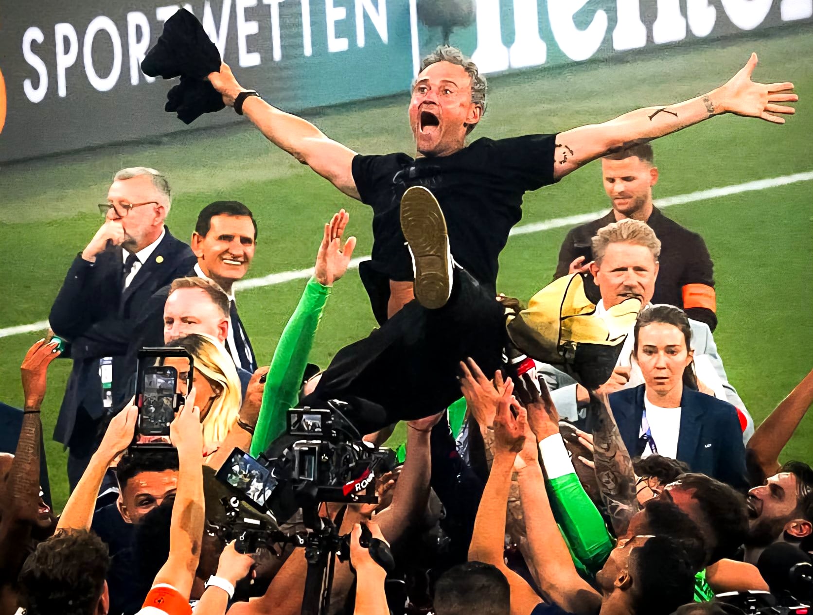 Luis Enrique, tecnico del PSG, festejo en grande la obtencion de la Champions