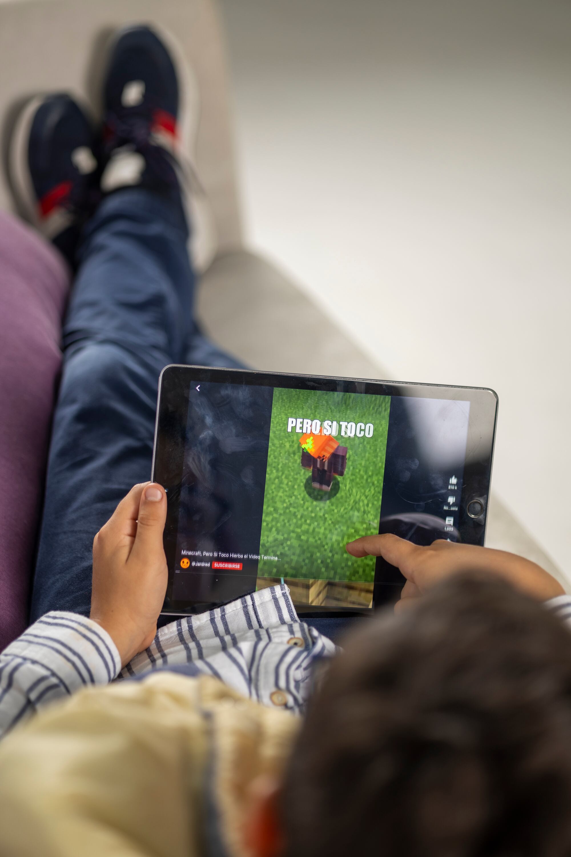 MATERIAL EXCLUSIVO DE REVISTA DOMINICAL HASTA SU PUBLICACION.
26/06/2024, San José, Tibás, Estudio Fotográfico de Grupo Nación, fotografías de ninos dependientes de pantallas de celulares, ipads y computadoras.