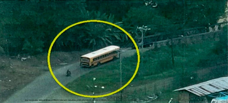 Investigadores siguieron el bus, el cual transitaba escoltado, hasta un predio en donde se ubica una presunta toma ilegal de combustible.