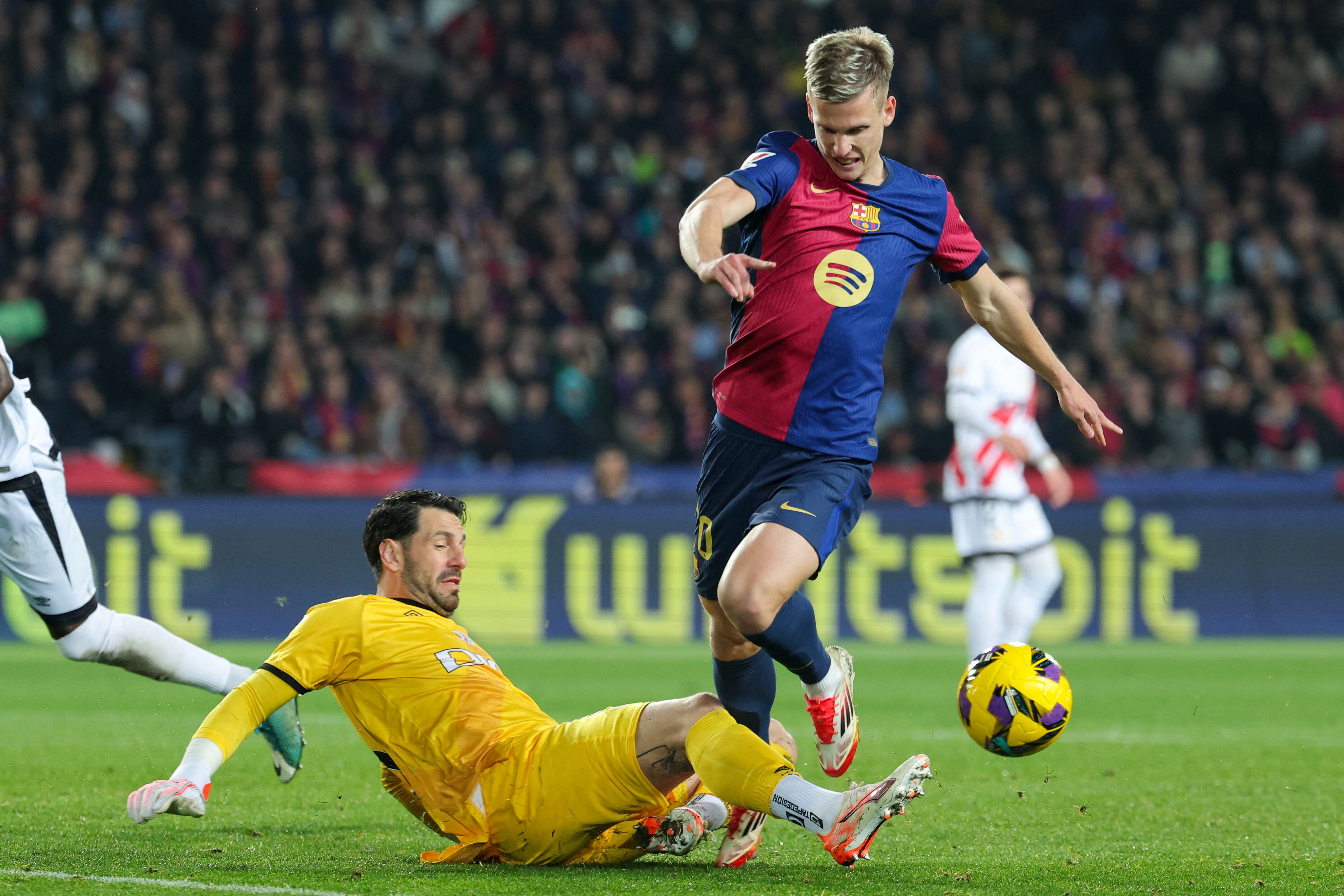 Daniel Olmo enfrenta al arquero del Rayo, Augusto Batalla.