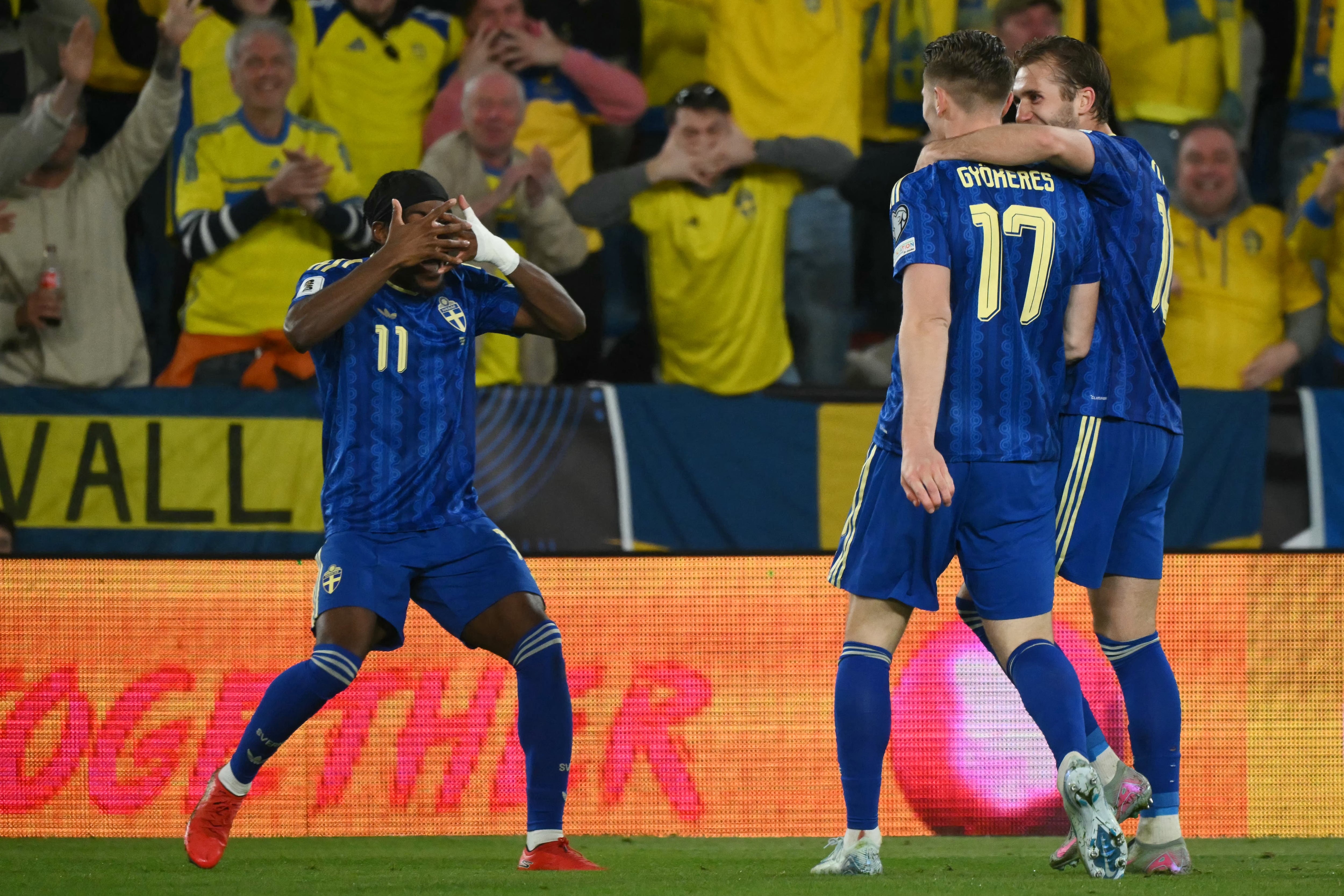 El delantero Viktor Gyokeres con sus compañeros de Suecia tras anotarle a Ucrania en el repechaje europeo rumbo al Mundial 2026.
