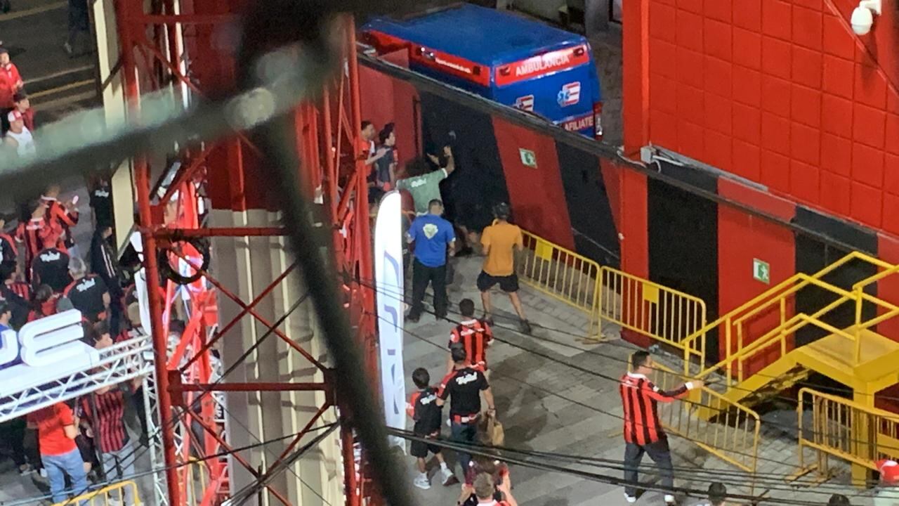 Aficionados de Liga Deportiva Alajuelense intentaron forzar el portón de acceso a los camerinos del estadio Alejandro Morera Soto, tras caer en la gran final del Torneo de Apertura 2024 ante el Club Sport Herediano.