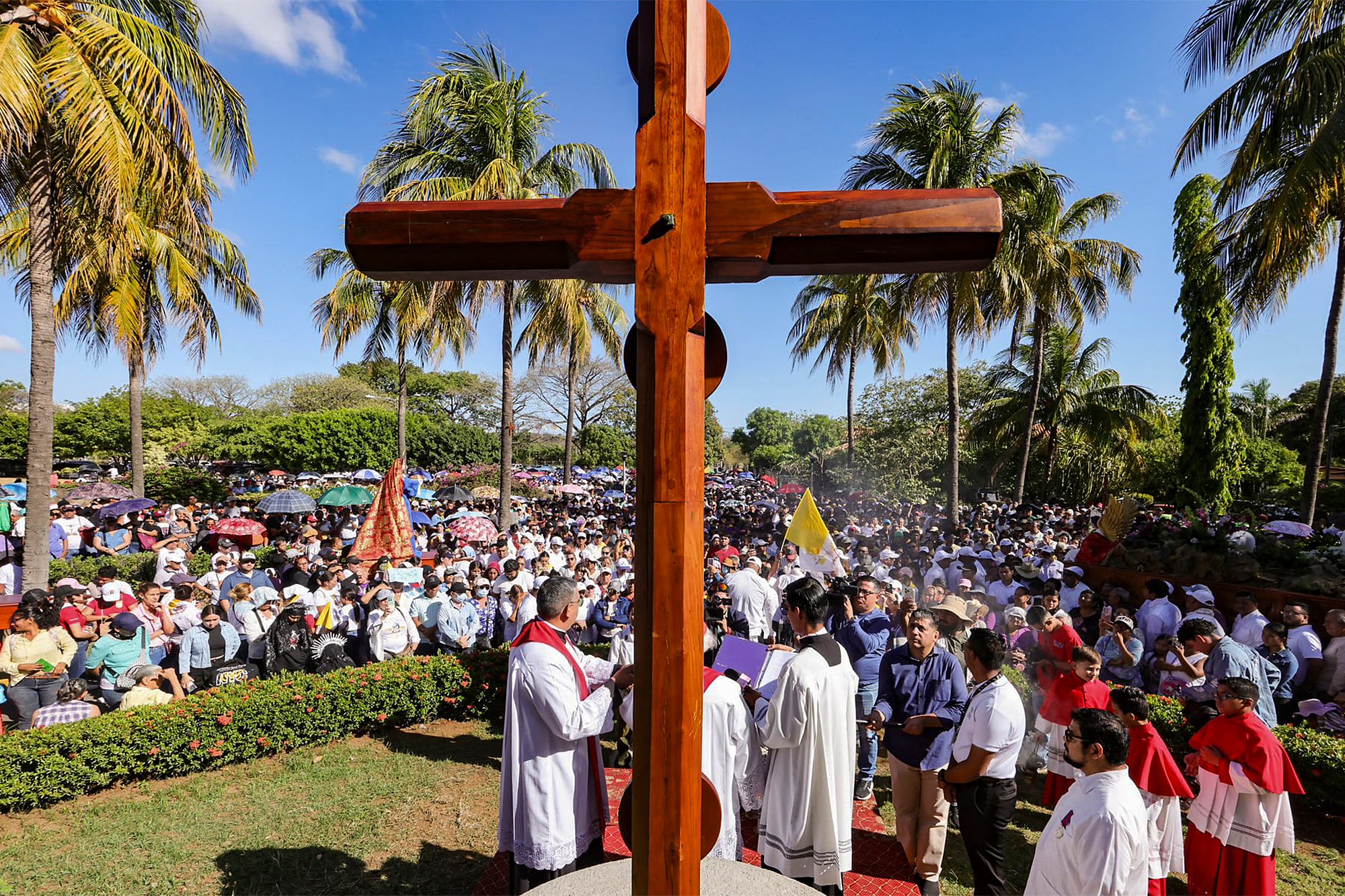 Esta imagen cedida, difundida por el medio oficial El 19 Digital el 3 de abril de 2026, muestra a fieles católicos participando en el Vía Crucis, presidido por Leopoldo José Brenes, arzobispo metropolitano, en los jardines de la Catedral de Managua, en Managua.
Miles de nicaragüenses participaron en las celebraciones de Semana Santa el 3 de abril, las cuales se limitaron a los patios o interiores de las iglesias, tras la prohibición del gobierno de realizar procesiones en las calles, una medida criticada por Estados Unidos como una grave violación a la libertad religiosa.